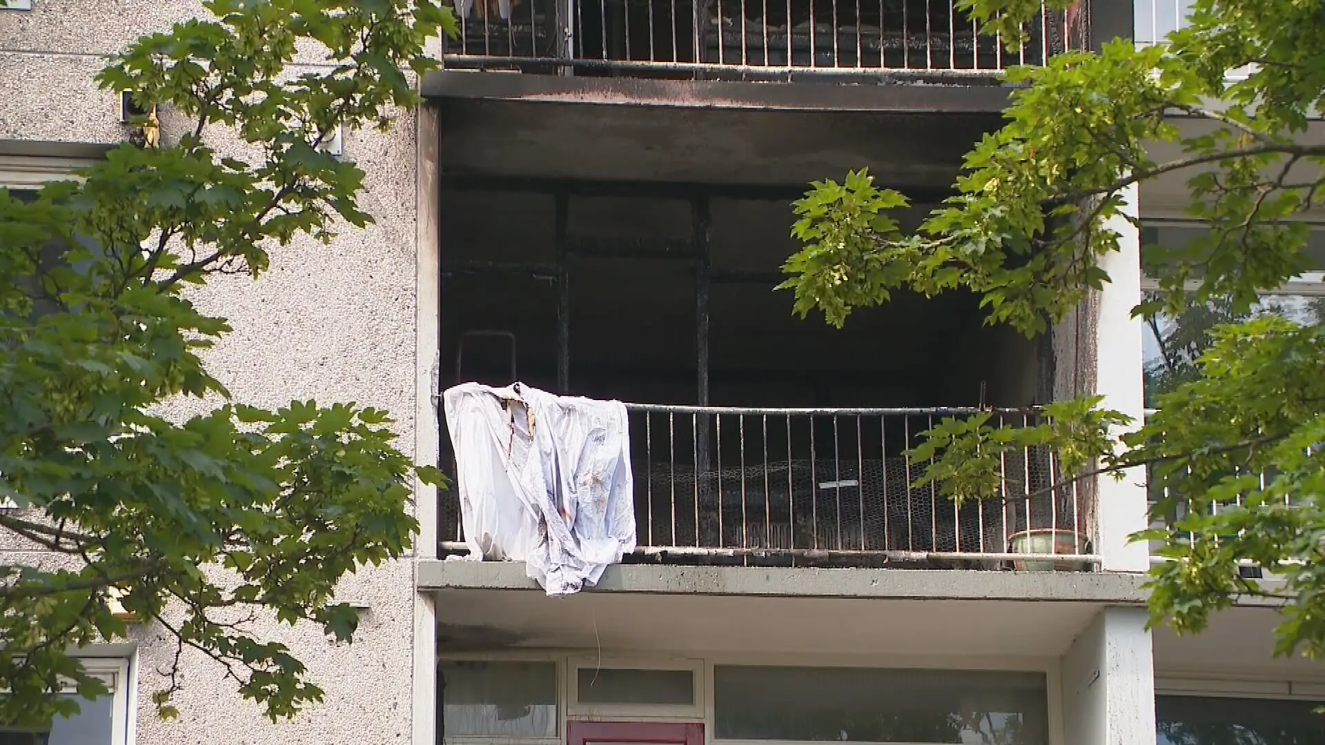 Bewoonster durft niet te springen en verbrandt levend bij flatbrand Maassluis