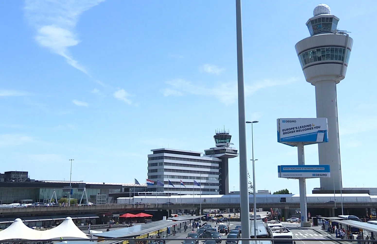 Alcoholcontrole op Schiphol: forse boete en vliegverbod voor betrapte steward