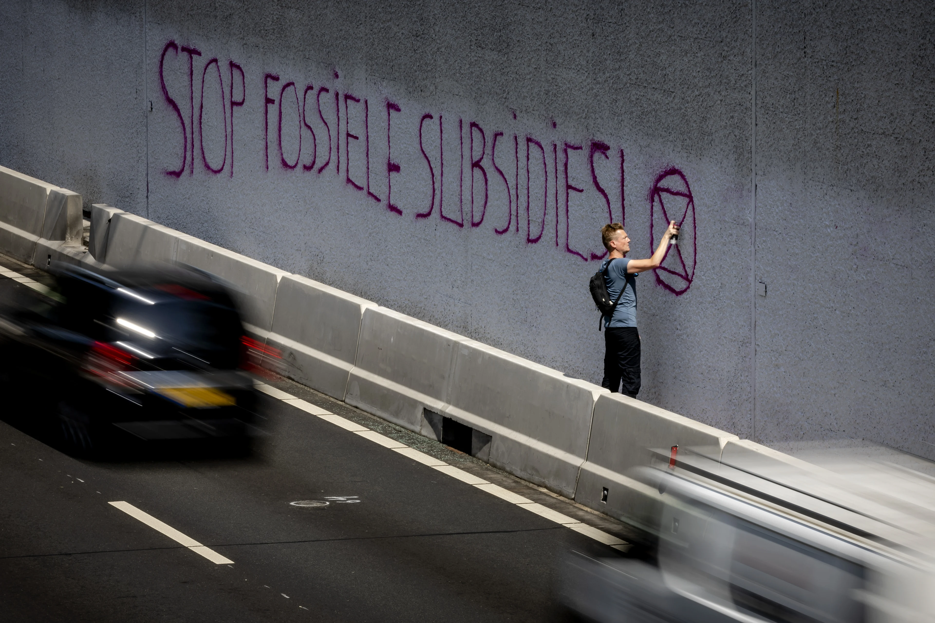 Zeven klimaatactivisten opgepakt na bekladden tunnelbak A12