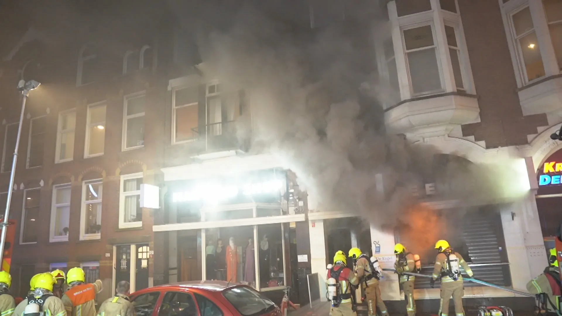 Zestien panden ontruimd vanwege grote brand in snackbar Rotterdam
