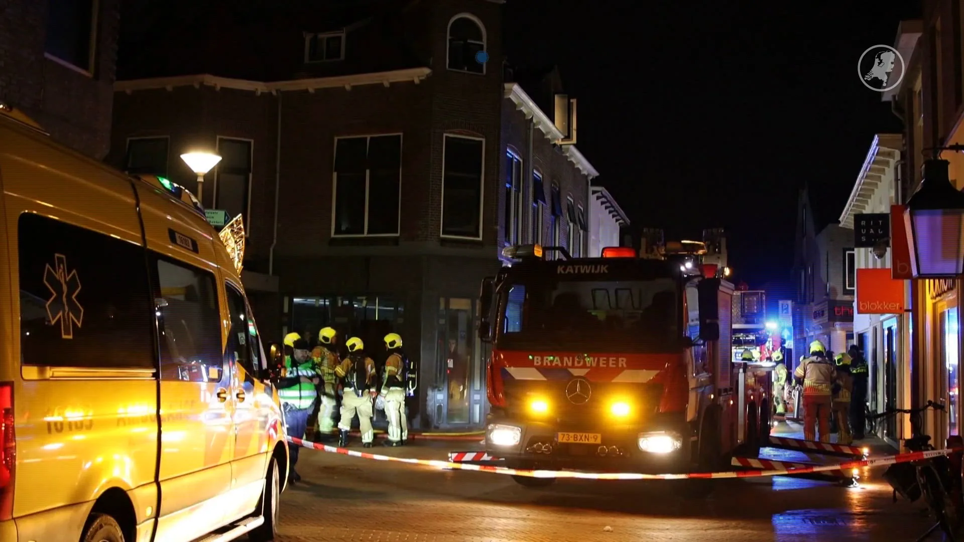 Bewoner Katwijk hangt aan gordijn uit kapotgeslagen raam bij grote brand Katwijk