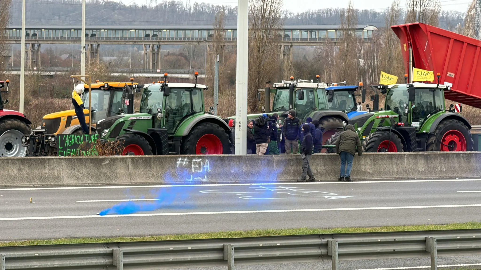Grensovergang A2 bij Maastricht gesloten door boerenprotest in België