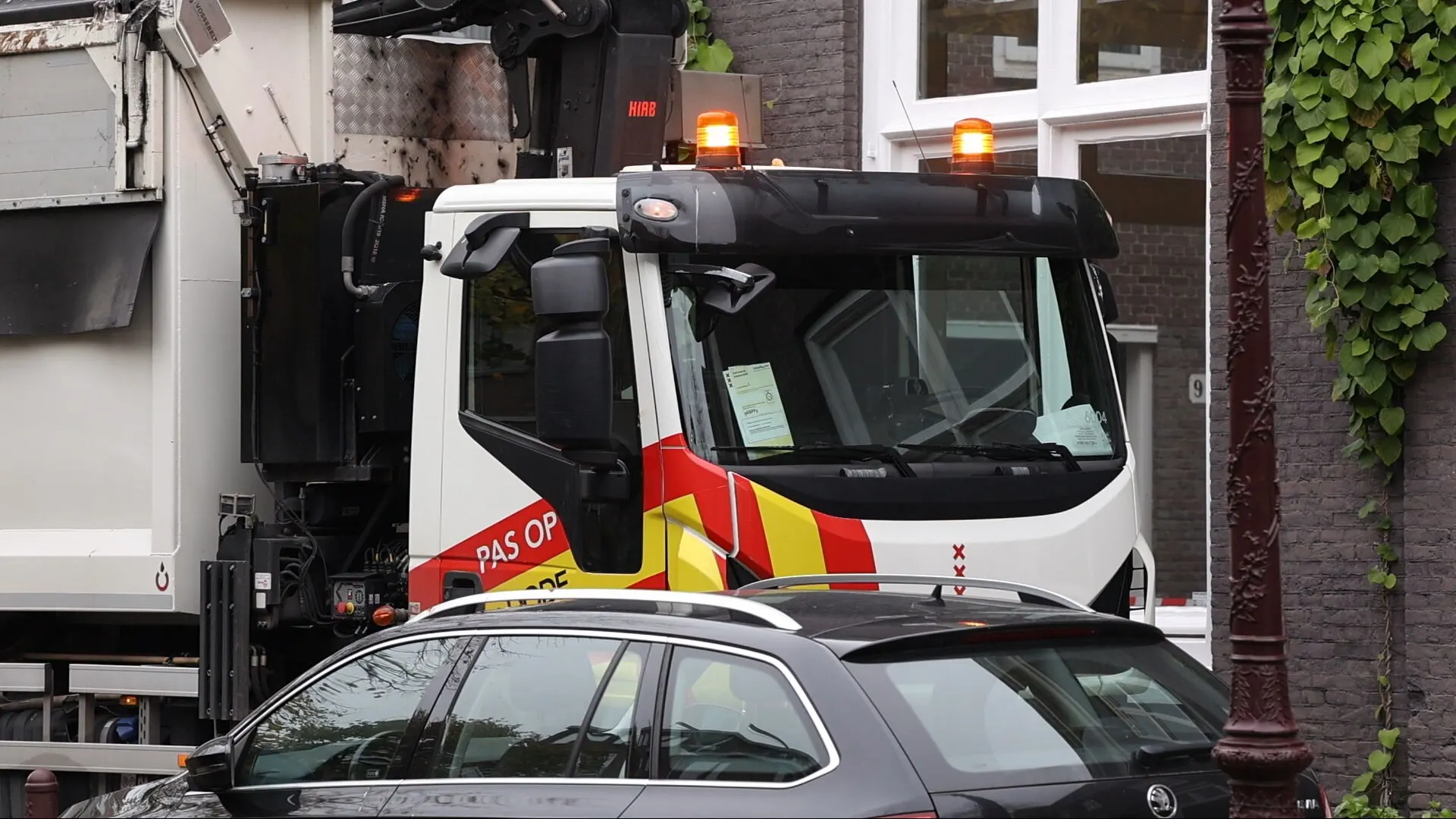 Dode bij aanrijding met vuilniswagen in centrum Amsterdam