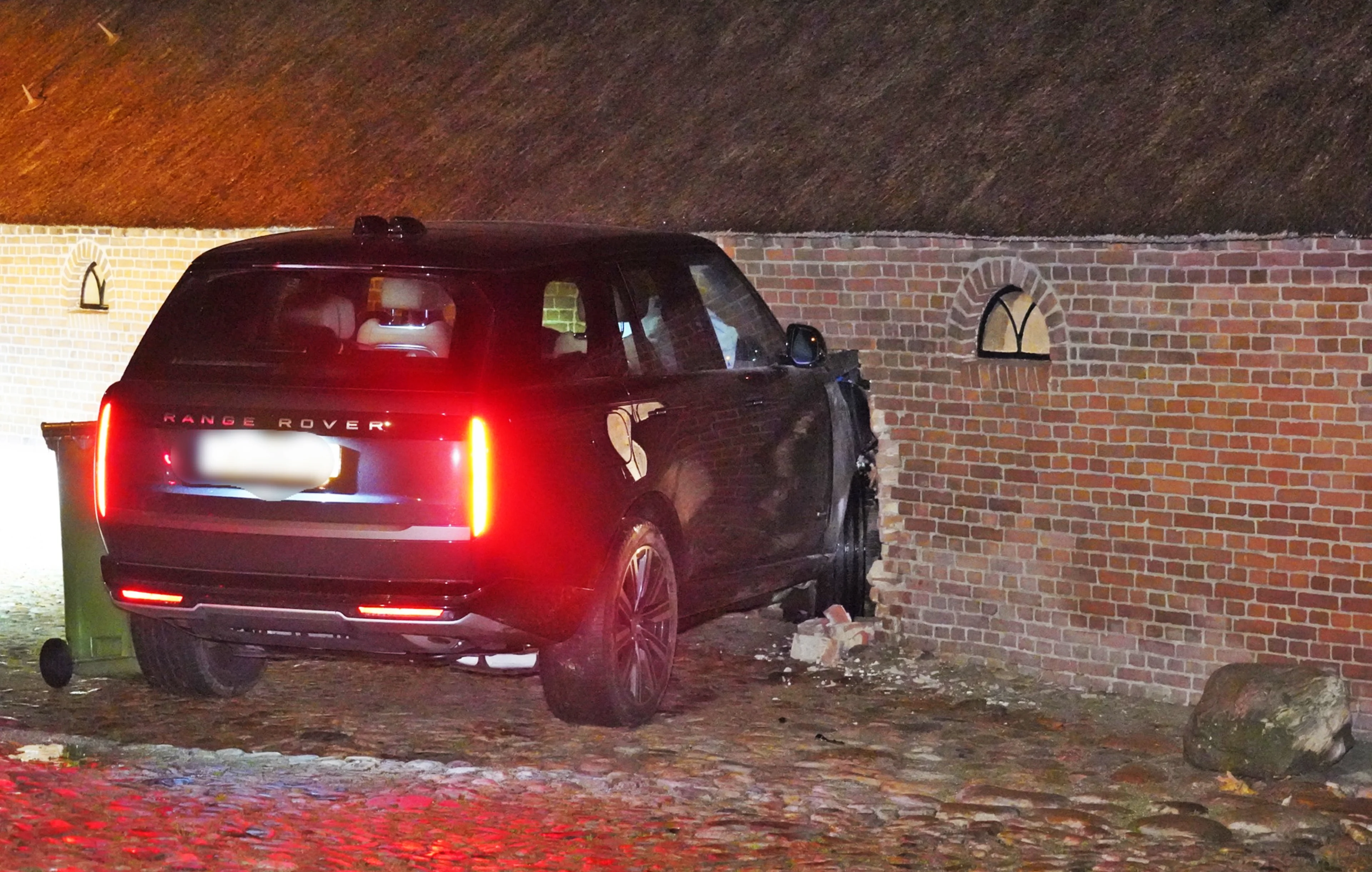 Gestolen Range Rover van bijna twee ton crasht in boerderij, dader op de vlucht