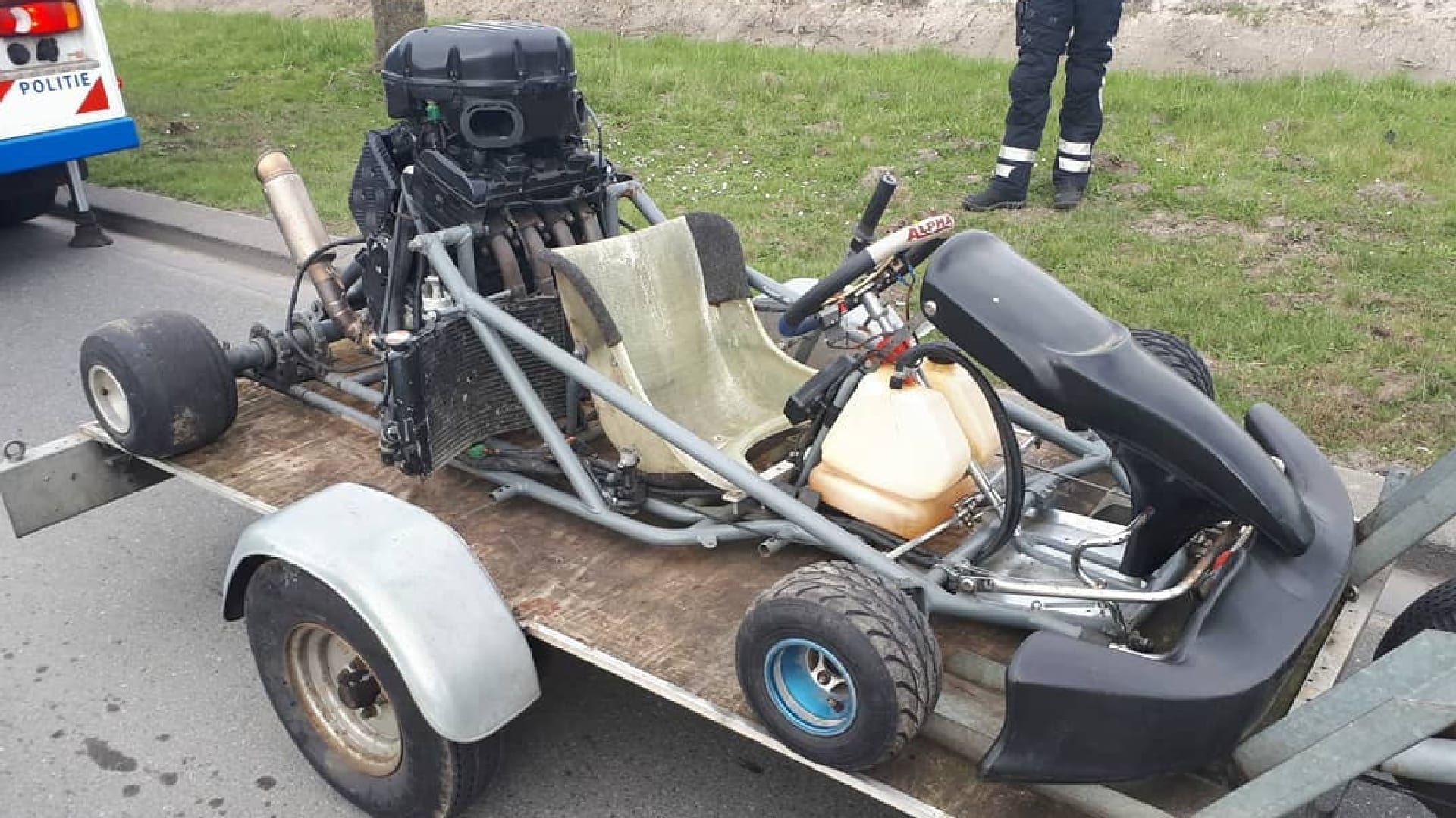 Politie beëindigt illegale straatrace in Amsterdam: 'Groot aantal bekeuringen'