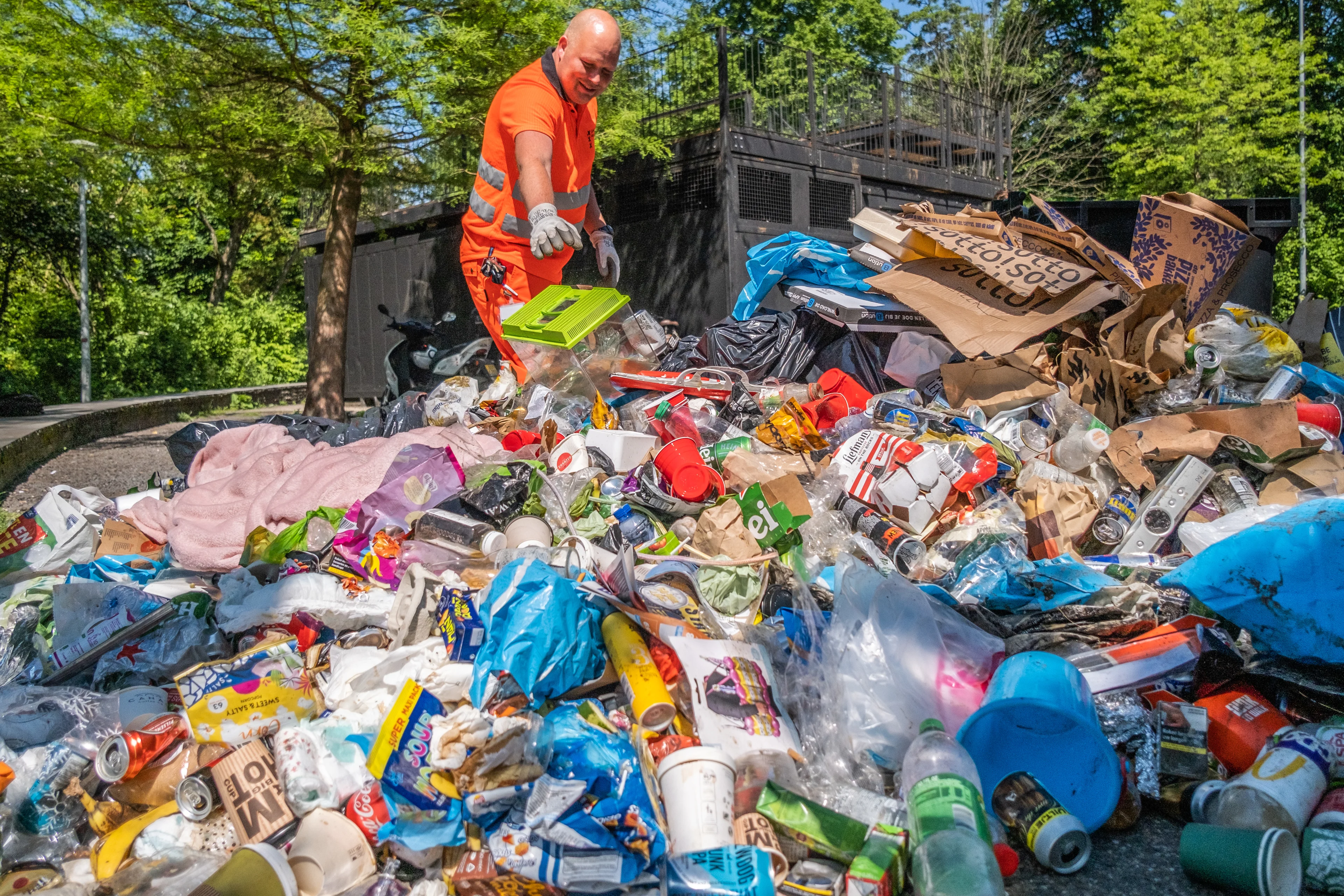 'Zwerfafvalberg' uit protest tegen rotzooi in Amsterdamse Vondelpark