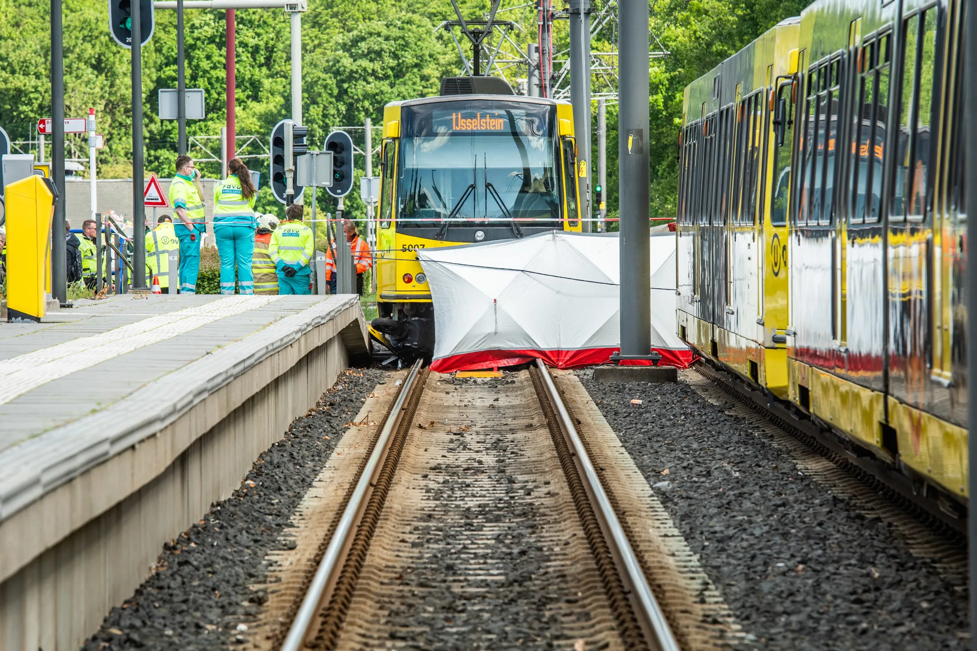 Brommerrijder (18) overleden na botsing met tram in Nieuwegein