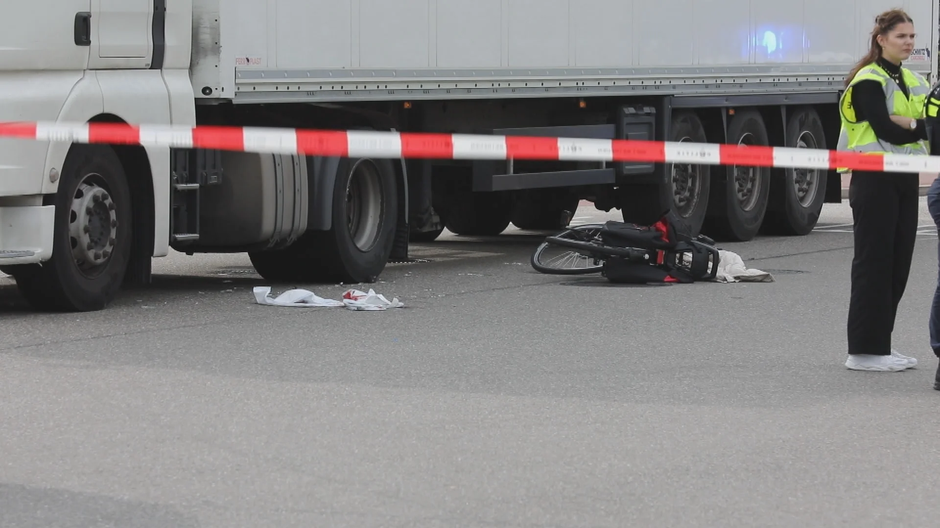 Fietster (39) Oud Gastel overleden na aanrijding met vrachtwagen