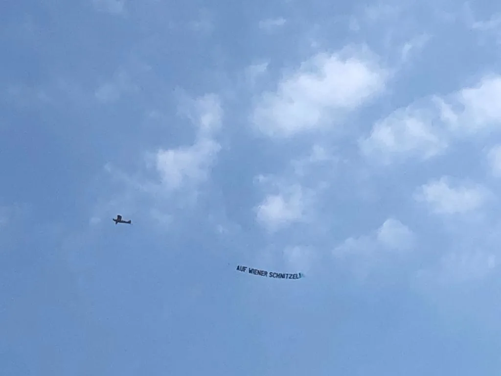 Opnieuw mysterieus vliegtuigje boven Oranje-training: 'Auf wiener schnitzel'