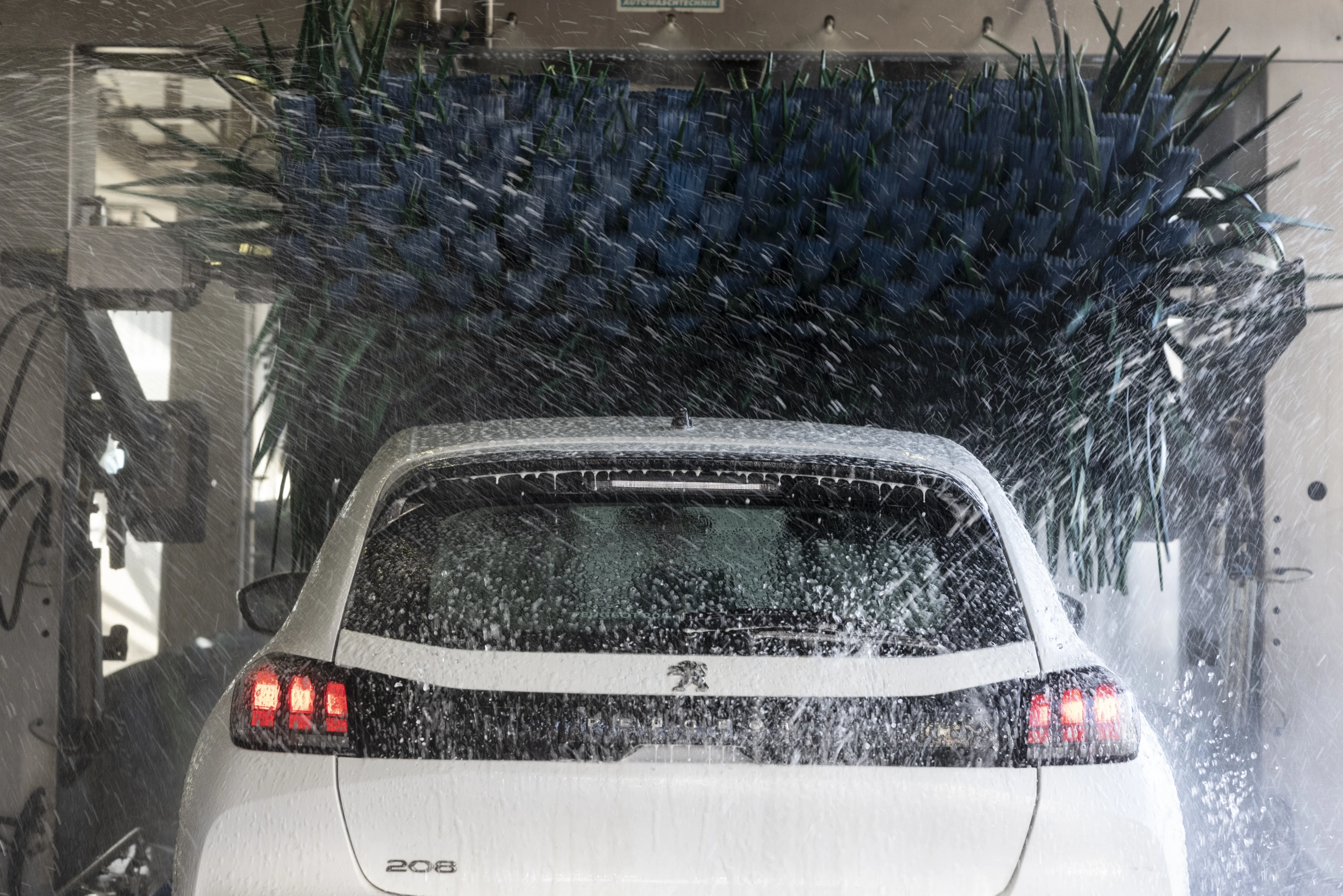 De weg is weer gestrooid en hierom is het dan slim om je auto te wassen