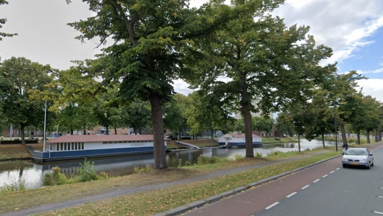 Medewerker groendienst vindt lichaam in berm van drukke straat in Breda