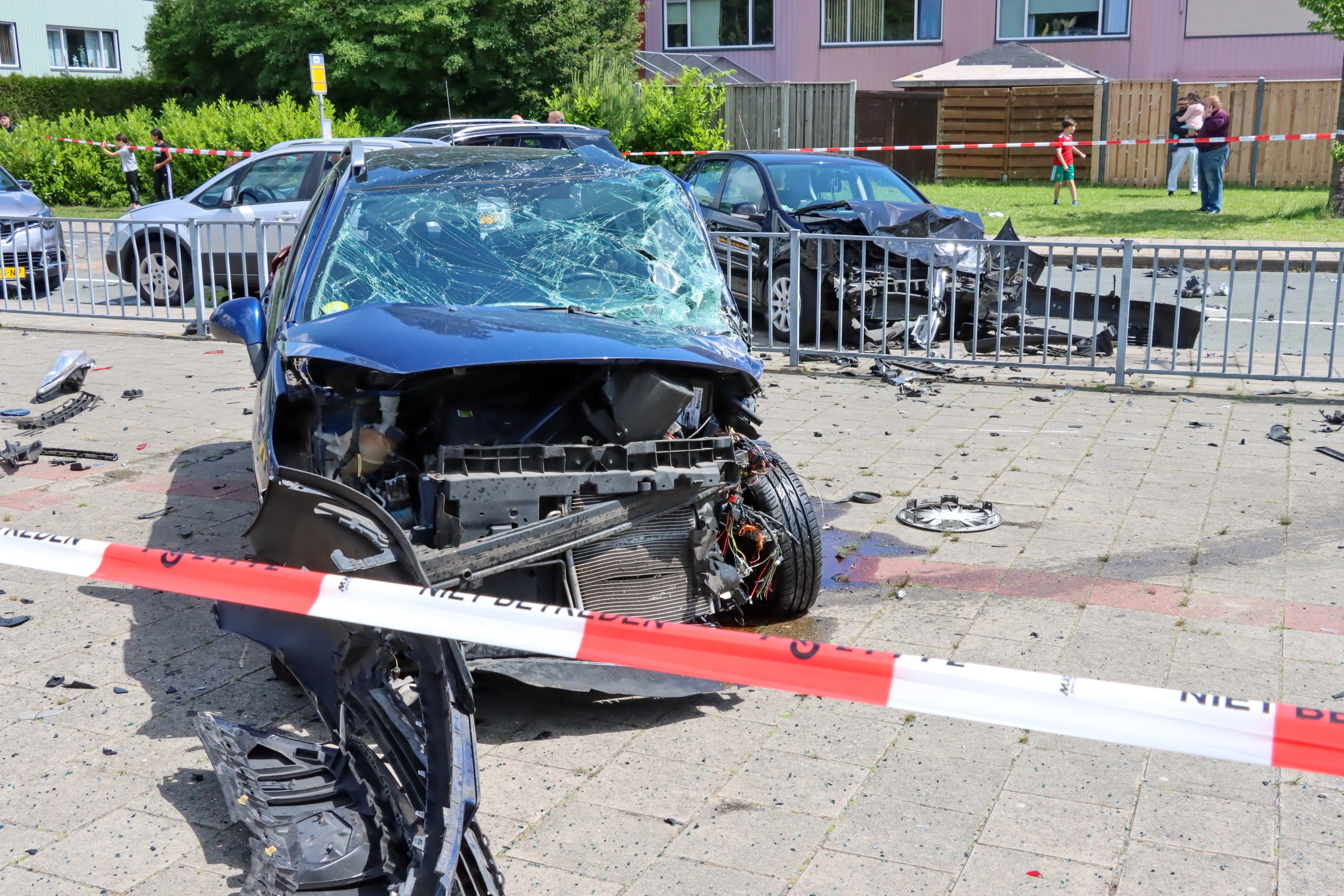 Auto schiet schoolplein op na botsing en richt flinke ravage aan