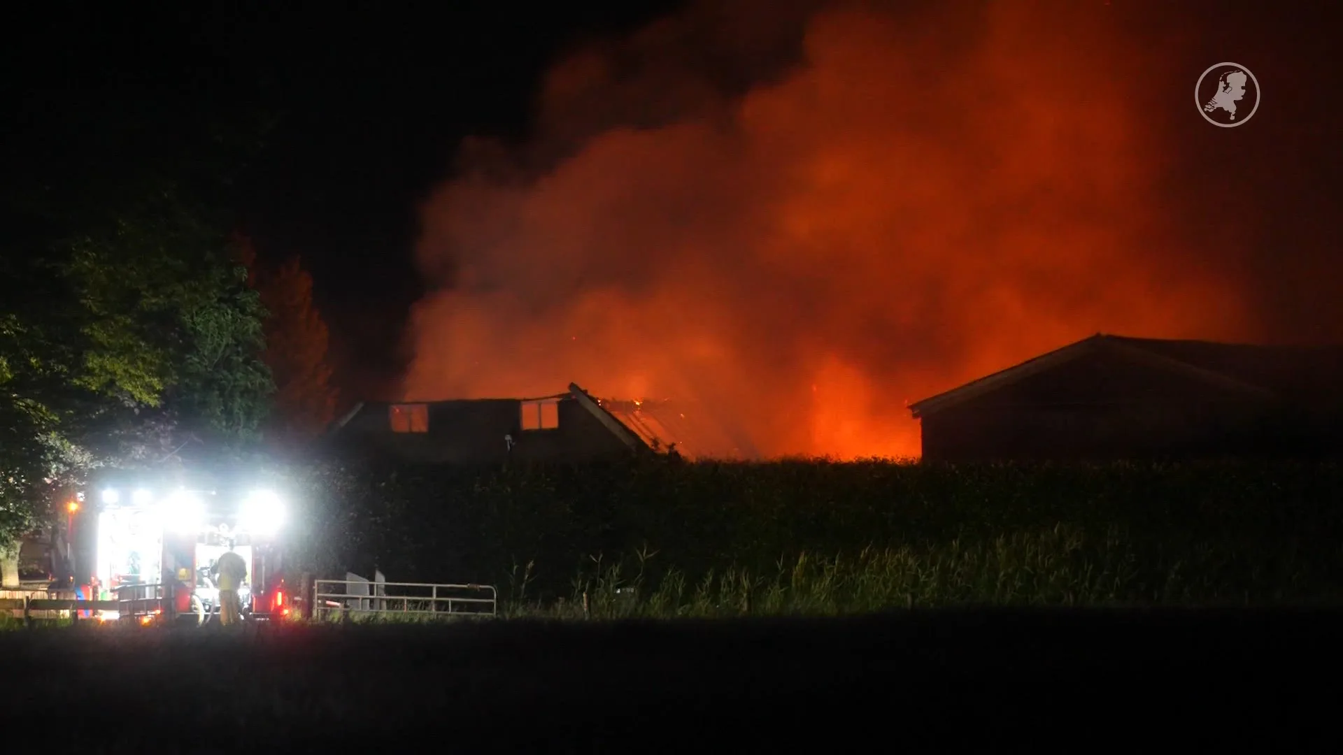 Grote uitslaande brand in schuur in Slagharen
