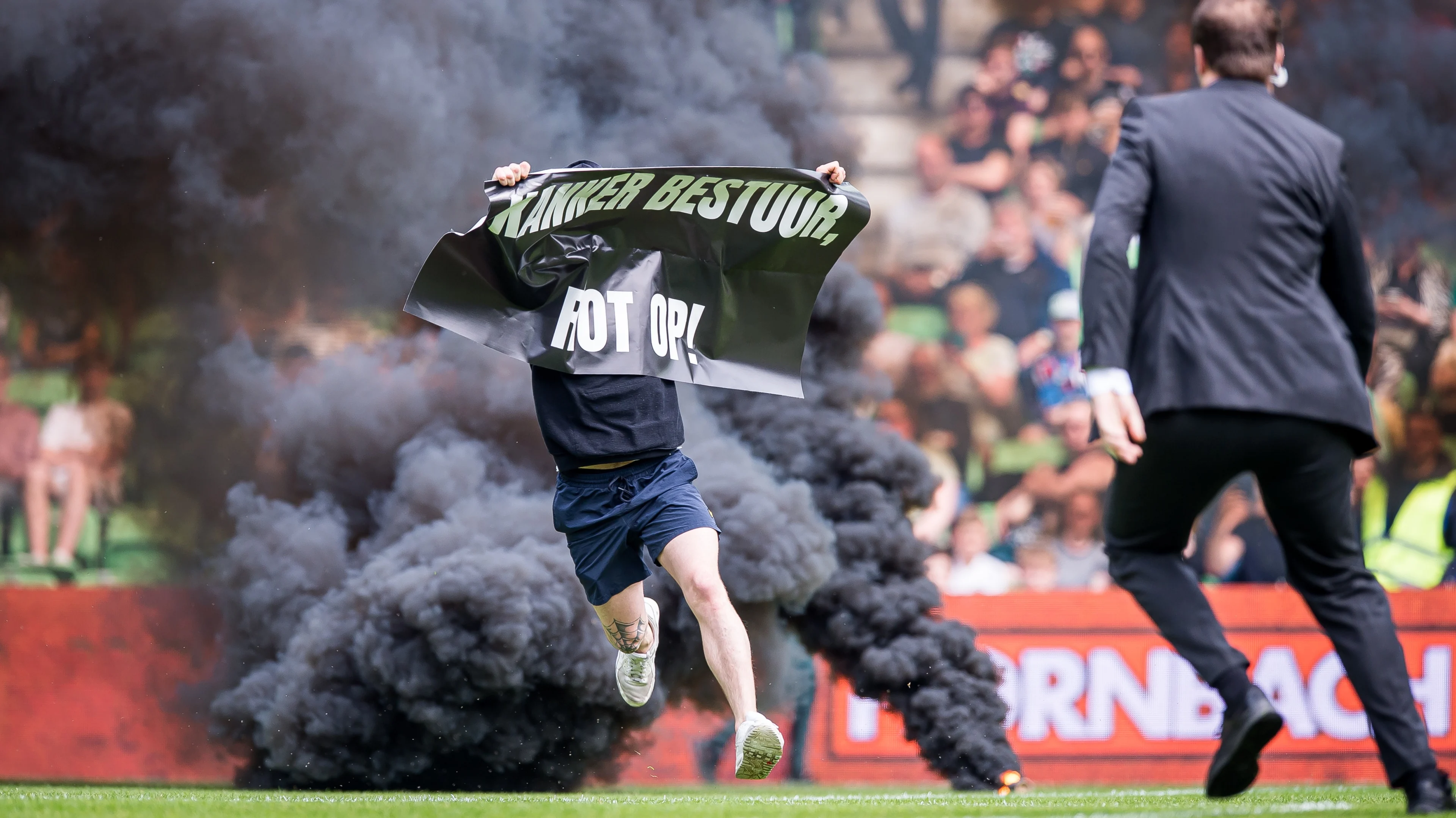 FC Groningen-Ajax definitief gestaakt na vuurwerk én boze fan op veld