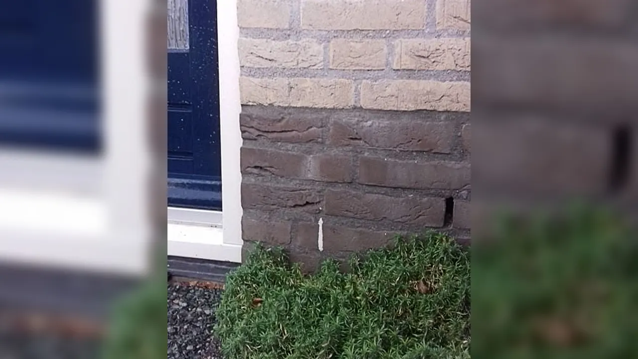 Witte strepen op huizen mogelijk gezet door inbrekers: 'Haal ze weg!'