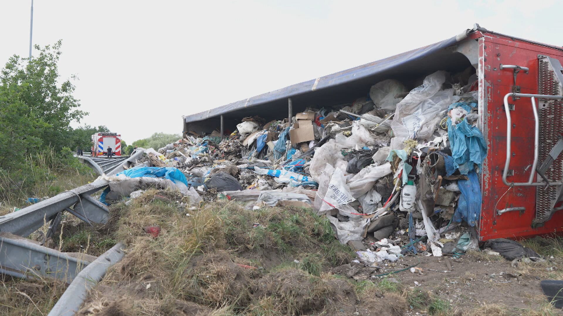 Vrachtwagen met afval gekanteld op A58 bij Gilze, weg richting Breda dicht