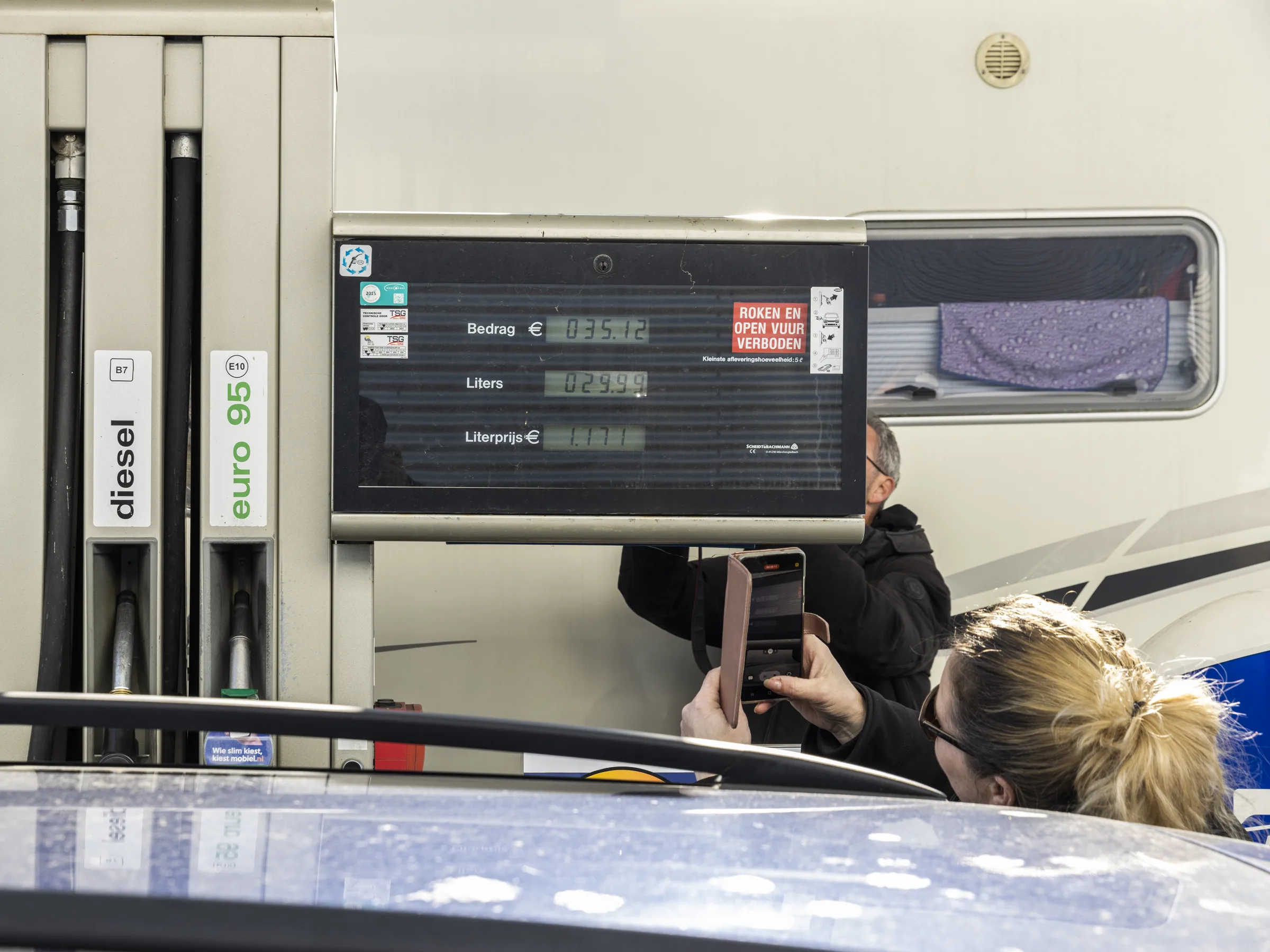 Hoge benzineprijs? Hier tank je vandaag voor iets meer dan een euro per liter