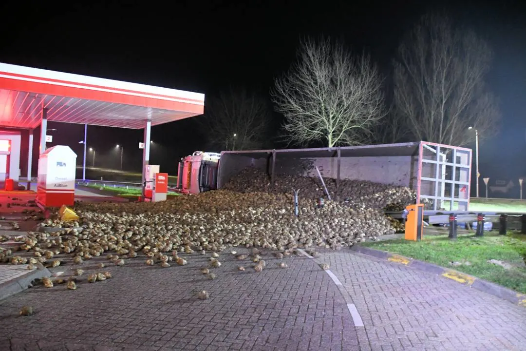 Bieten op de weg door kantelen vrachtwagen bij Arnemuiden