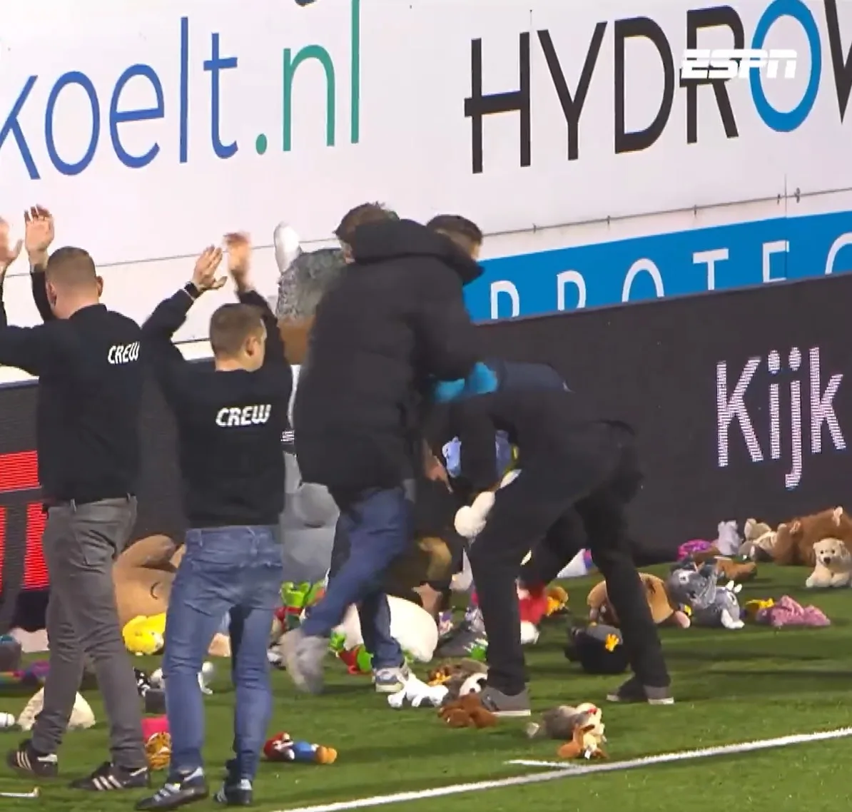 Cambuur-supporters gooien massaal knuffels op voetbalveld om fan die dochter verloor te steunen