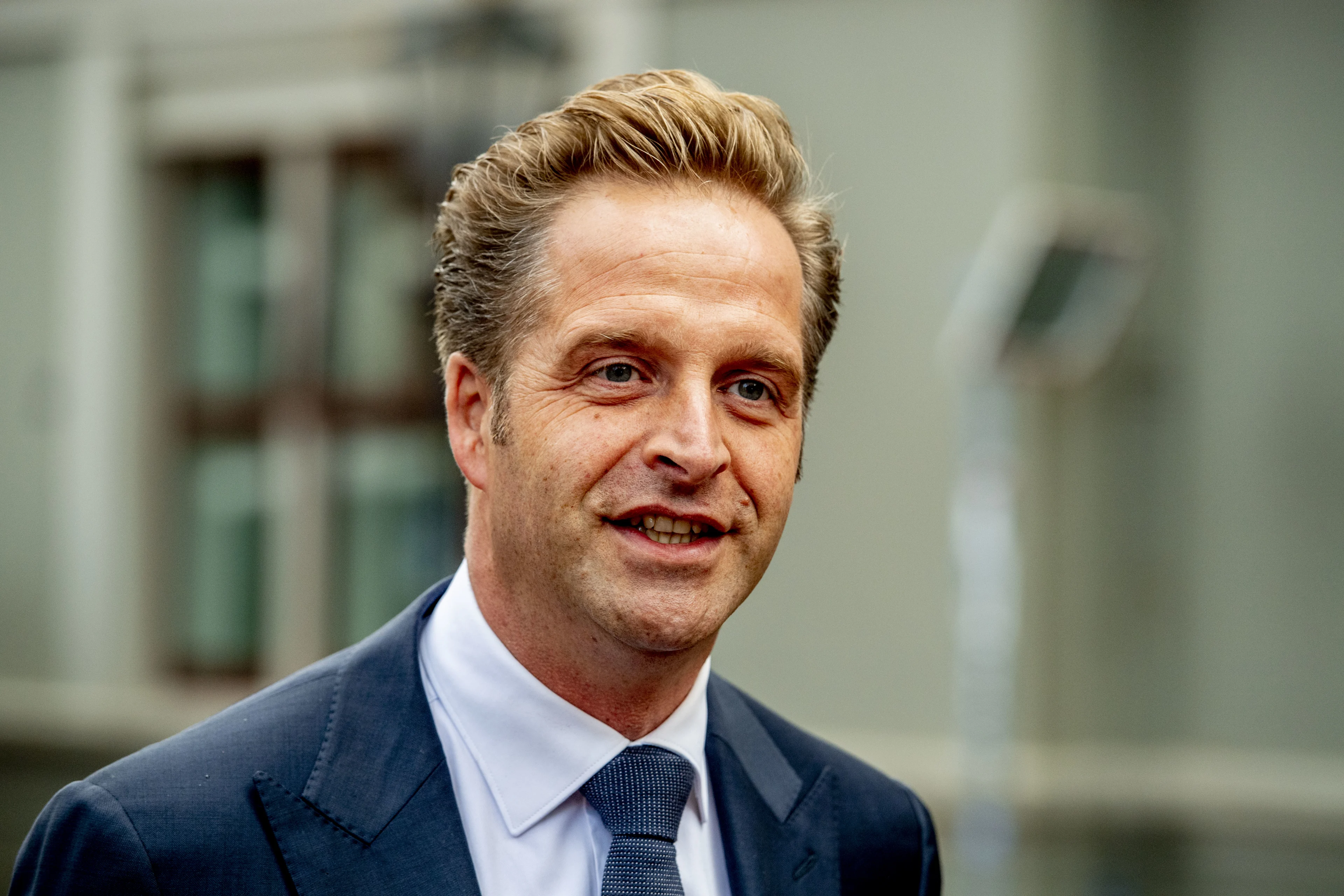 Minister De Jonge wil verplichte quarantaine na bron- en contactonderzoek