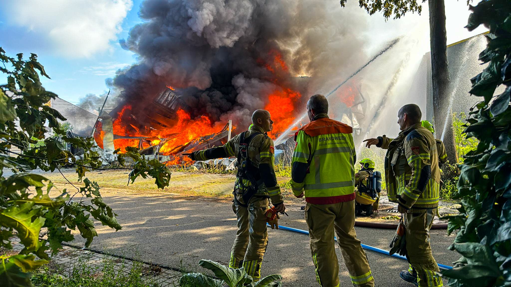 Grote uitslaande brand in loods met elektrische scooters