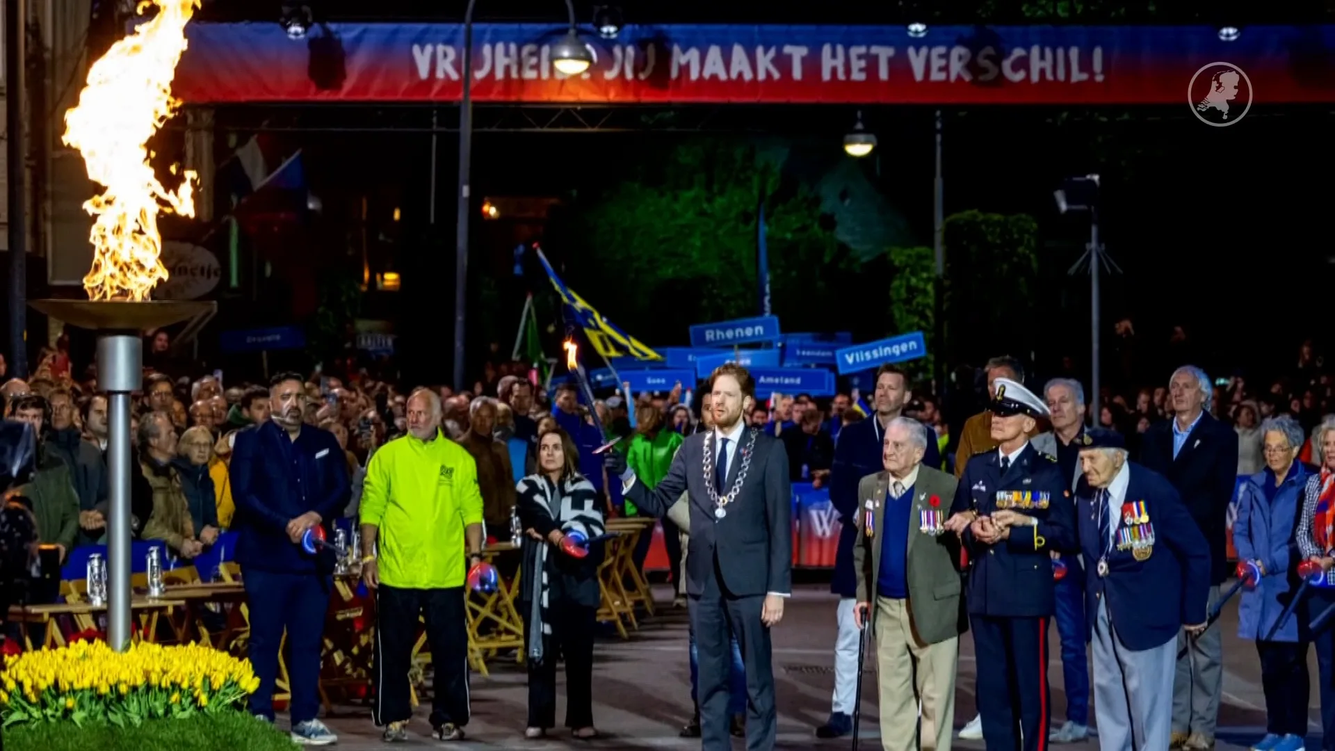 Bevrijdingsvuur aangestoken in Wageningen, duizenden rennen met fakkel