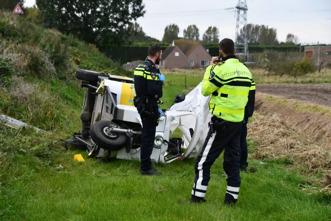 Tuktuk rolt van Zeeuwse dijk, vijf gewonden
