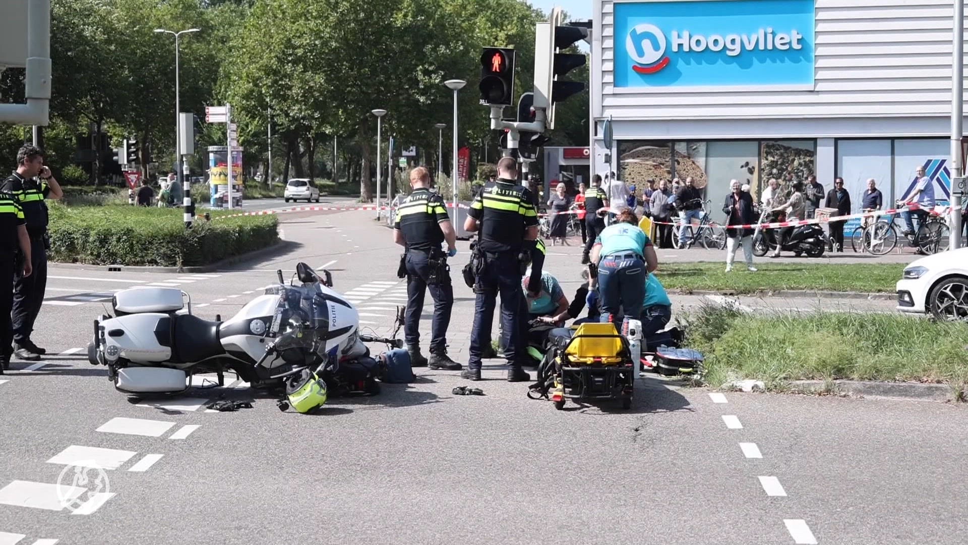 Vrouw naar ziekenhuis na aanrijding met motoragent in Alphen aan den Rijn