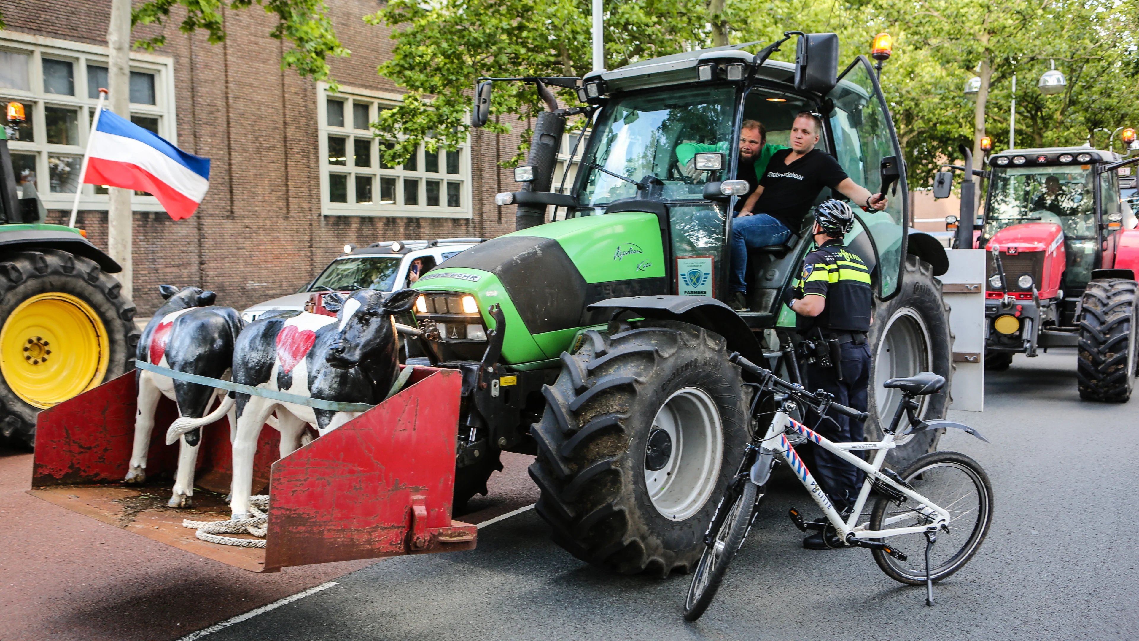 Boeren doen weer aangifte tegen minister Schouten om dierenmishandeling