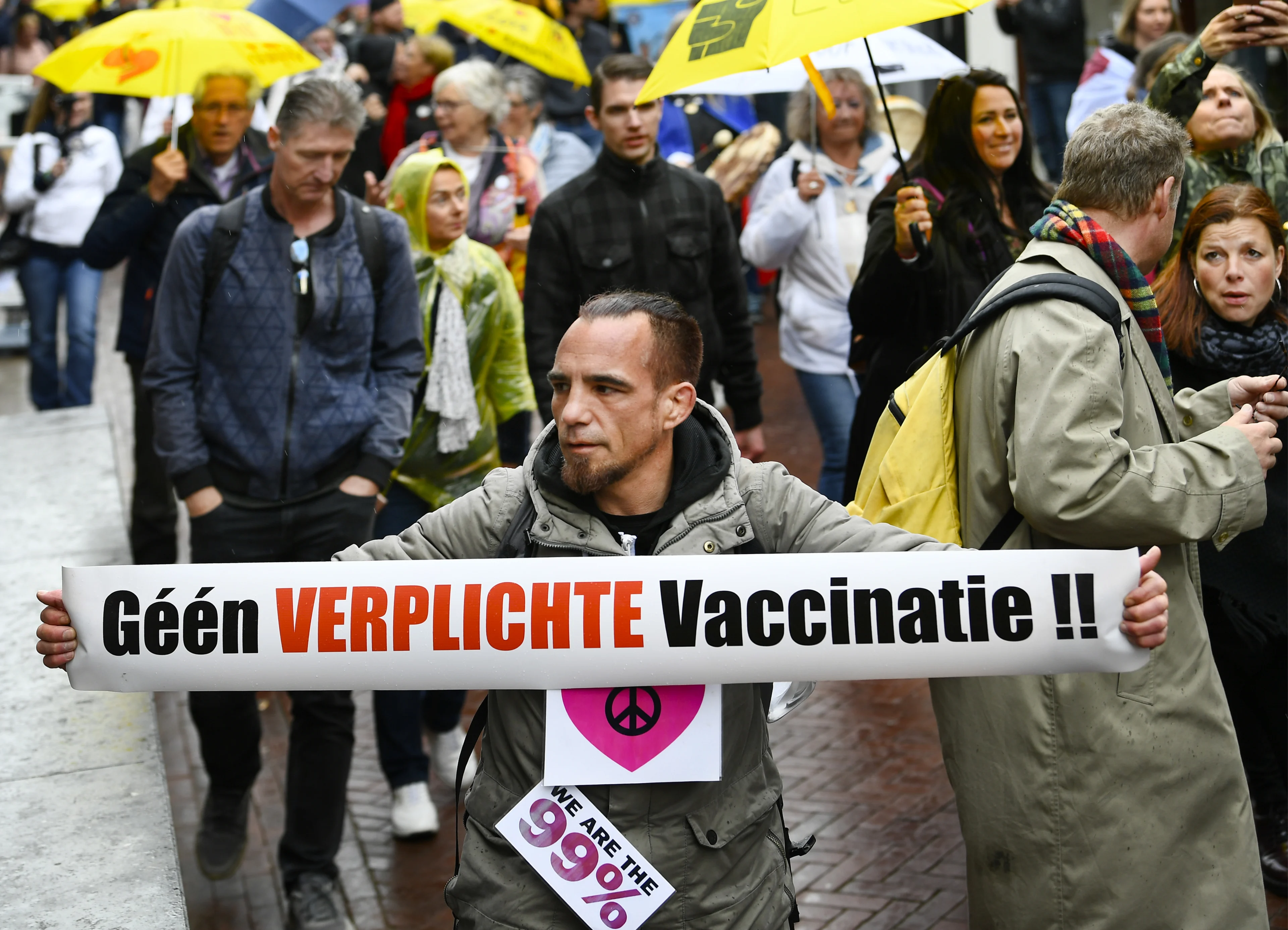 Politie zoekt betogers die agenten belaagden tijdens coronamars in Barneveld