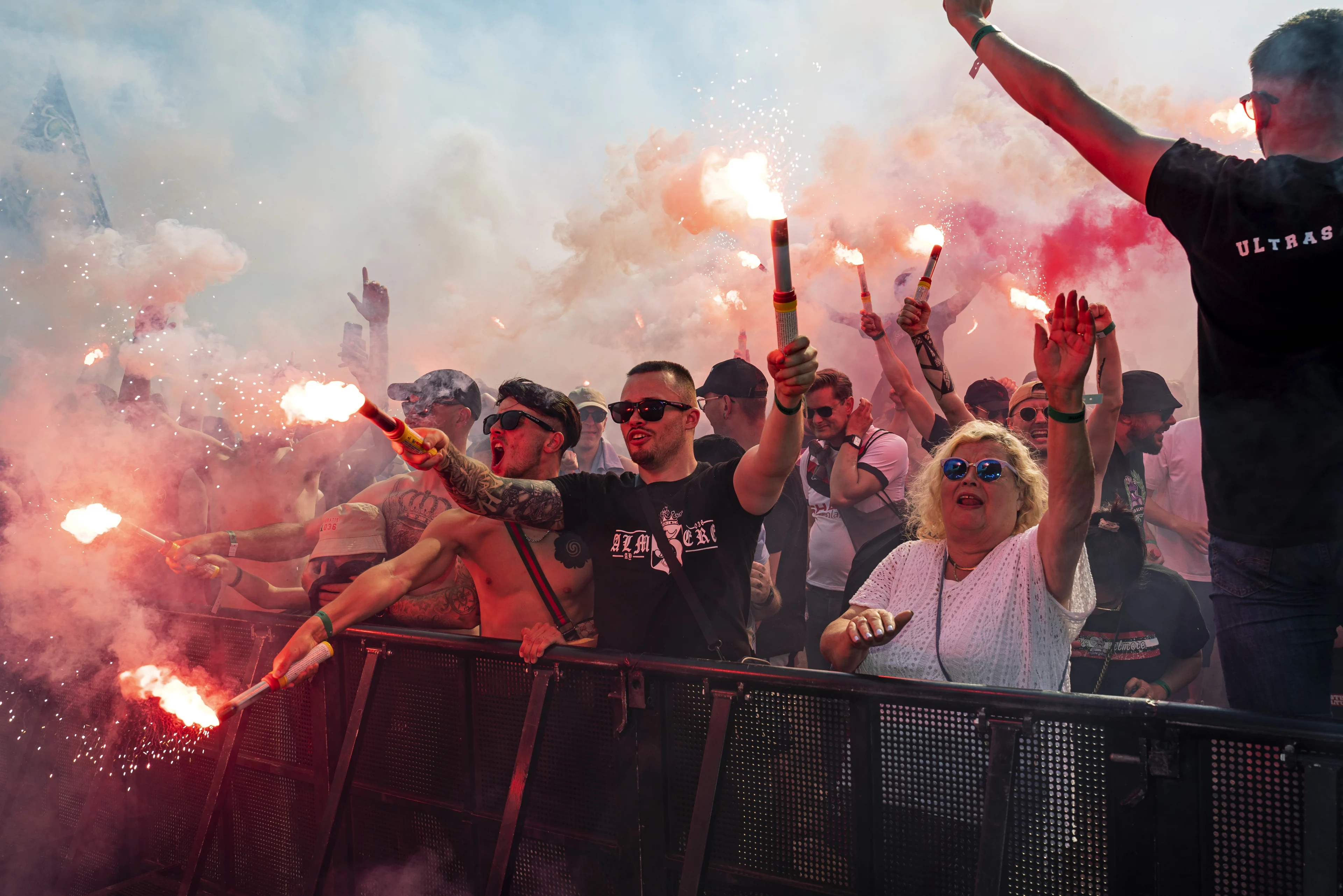 Feestelijke huldiging Almere City: zon, gezang en stiekem wat vuurwerk