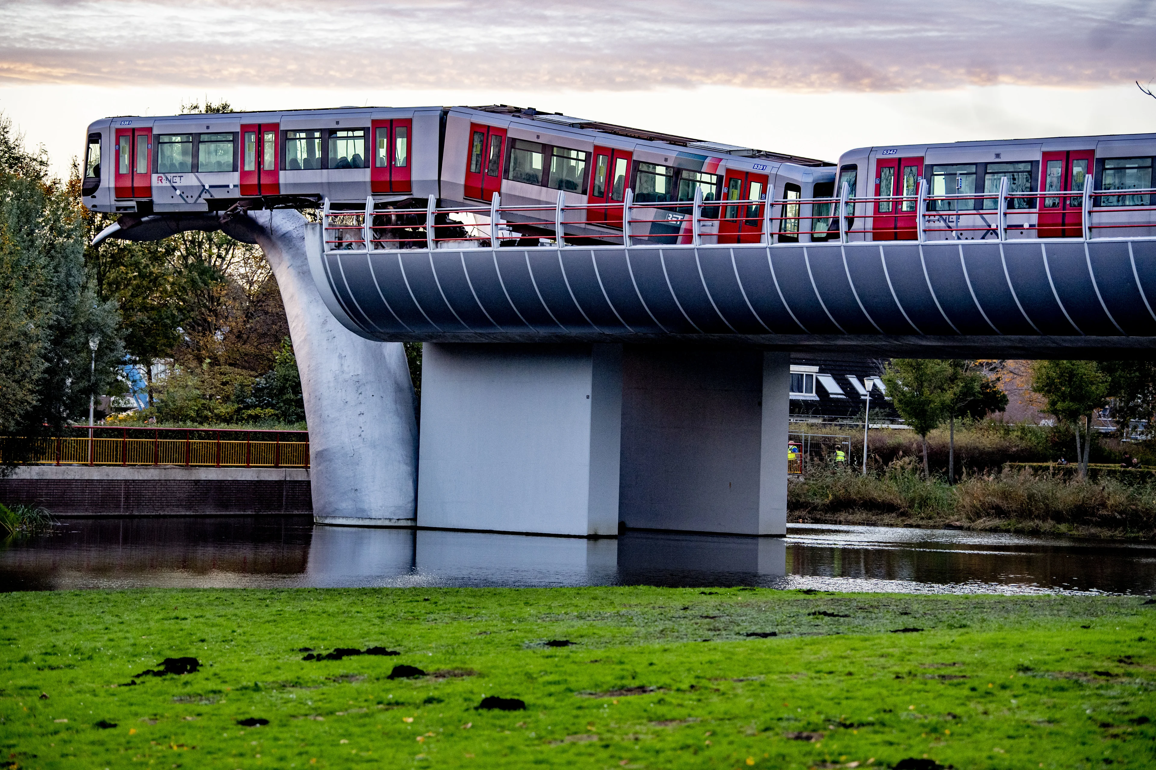 Dinsdag begint het bergen van de doorgeschoten metro in Spijkenisse