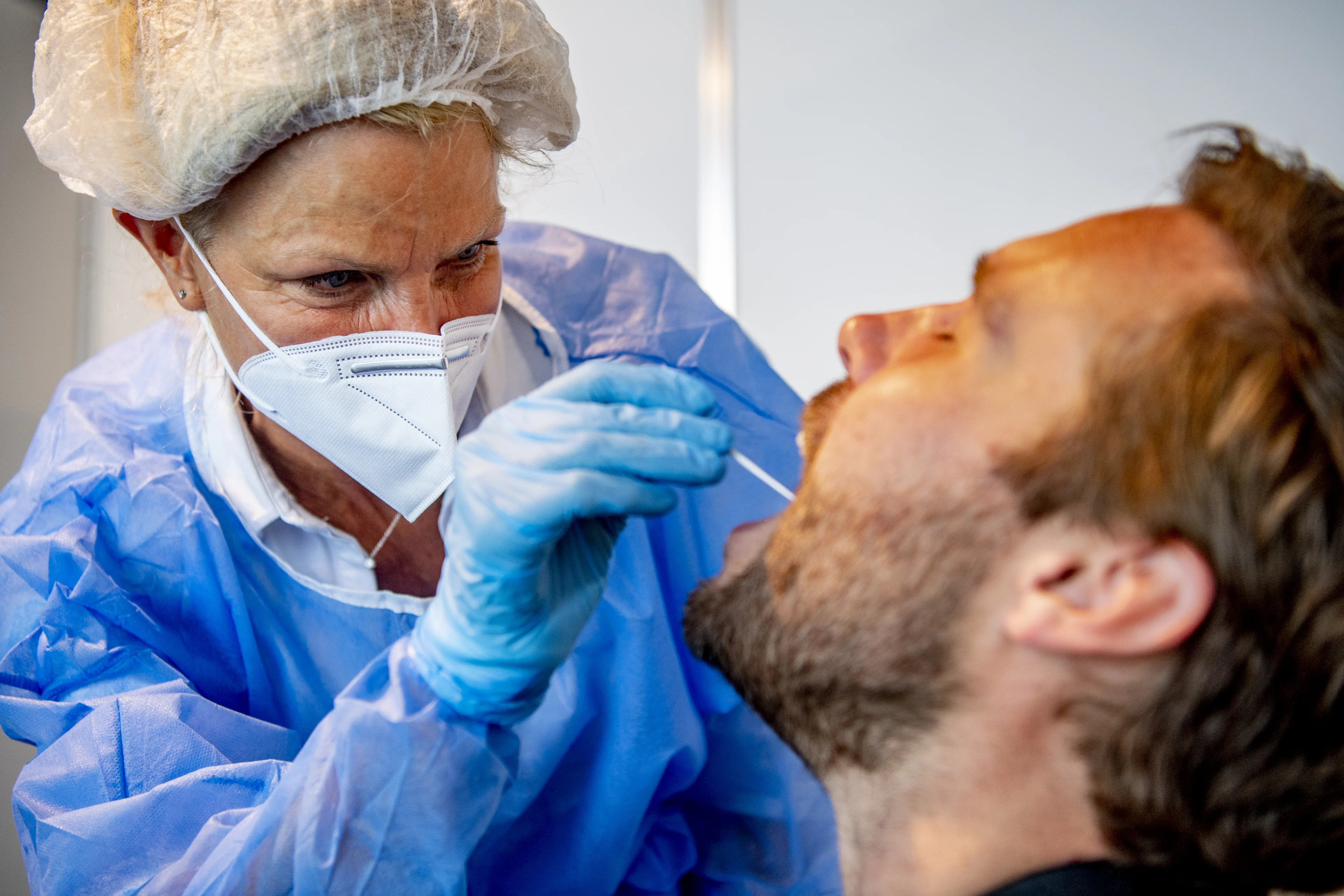 Aantal positieve tests net geen dagrecord: 12.713 besmettingen gemeld