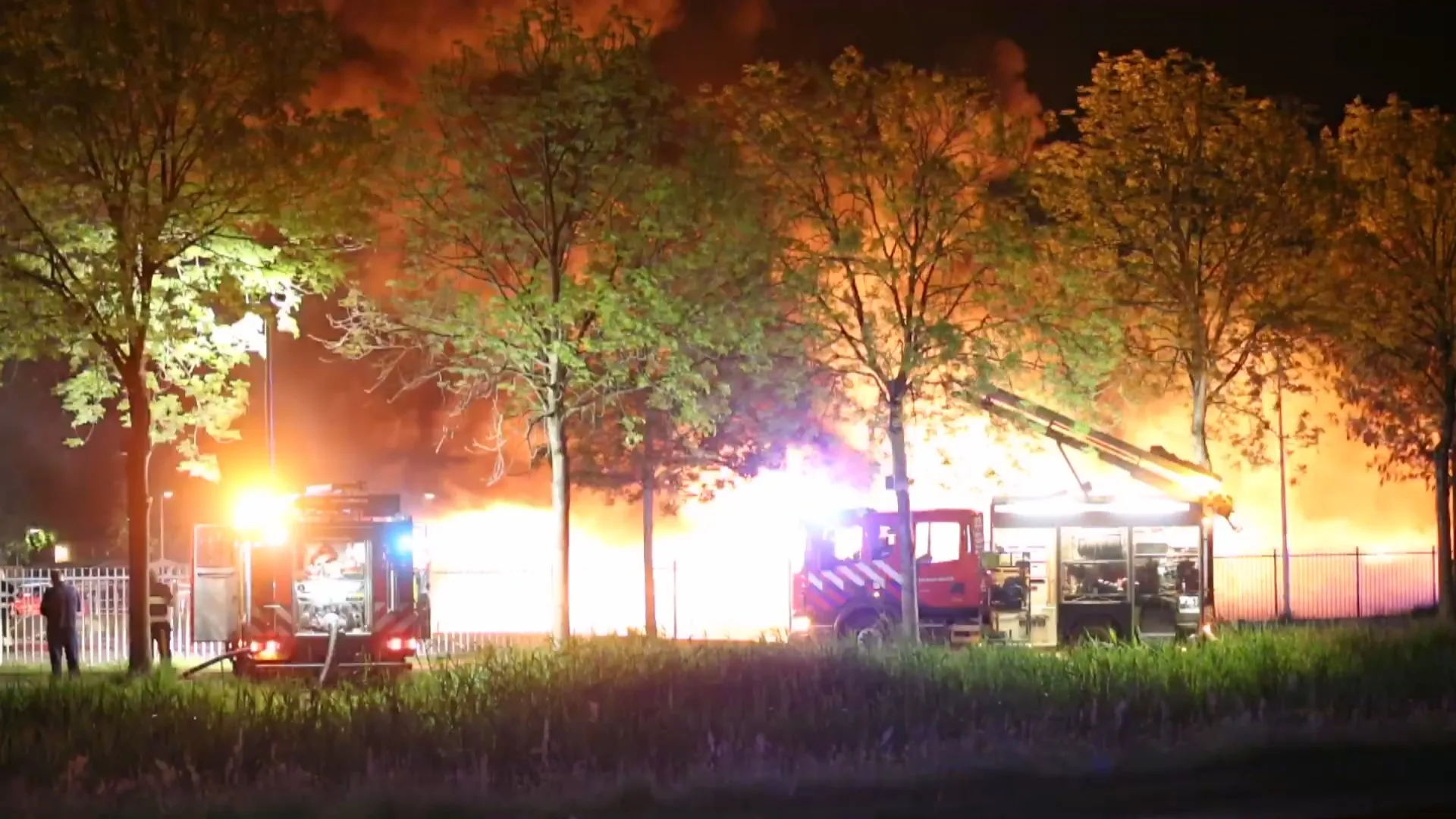 Zeker duizend lege kliko's in brand in Gorredijk, NL-Alert vanwege dikke rook