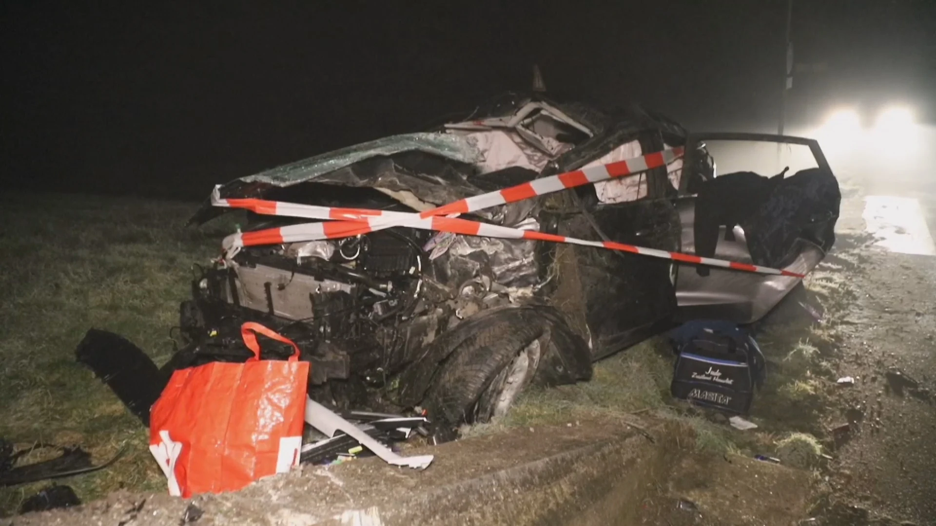 Auto zwaar gehavend na ongeval in Wamel, 'sloeg meerdere keren over de kop'