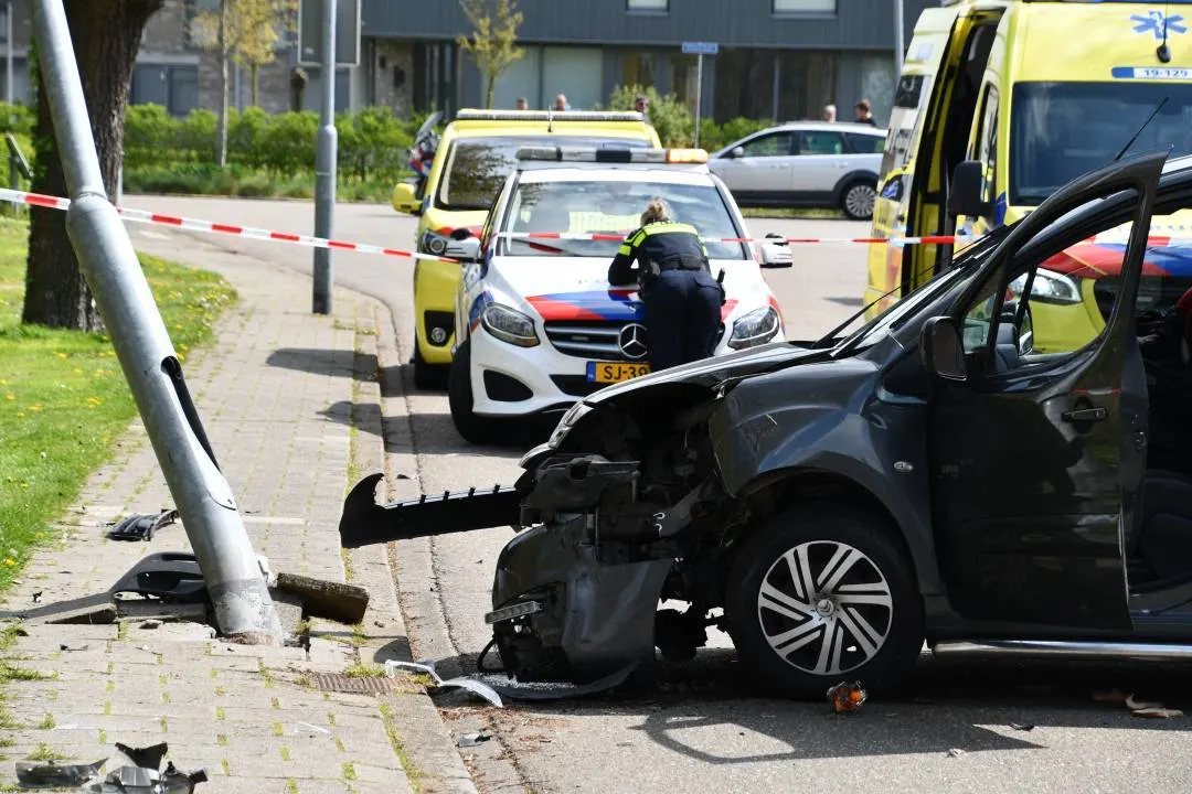 Kind (4) ernstig gewond bij botsing tegen lantaarnpaal in Middelburg