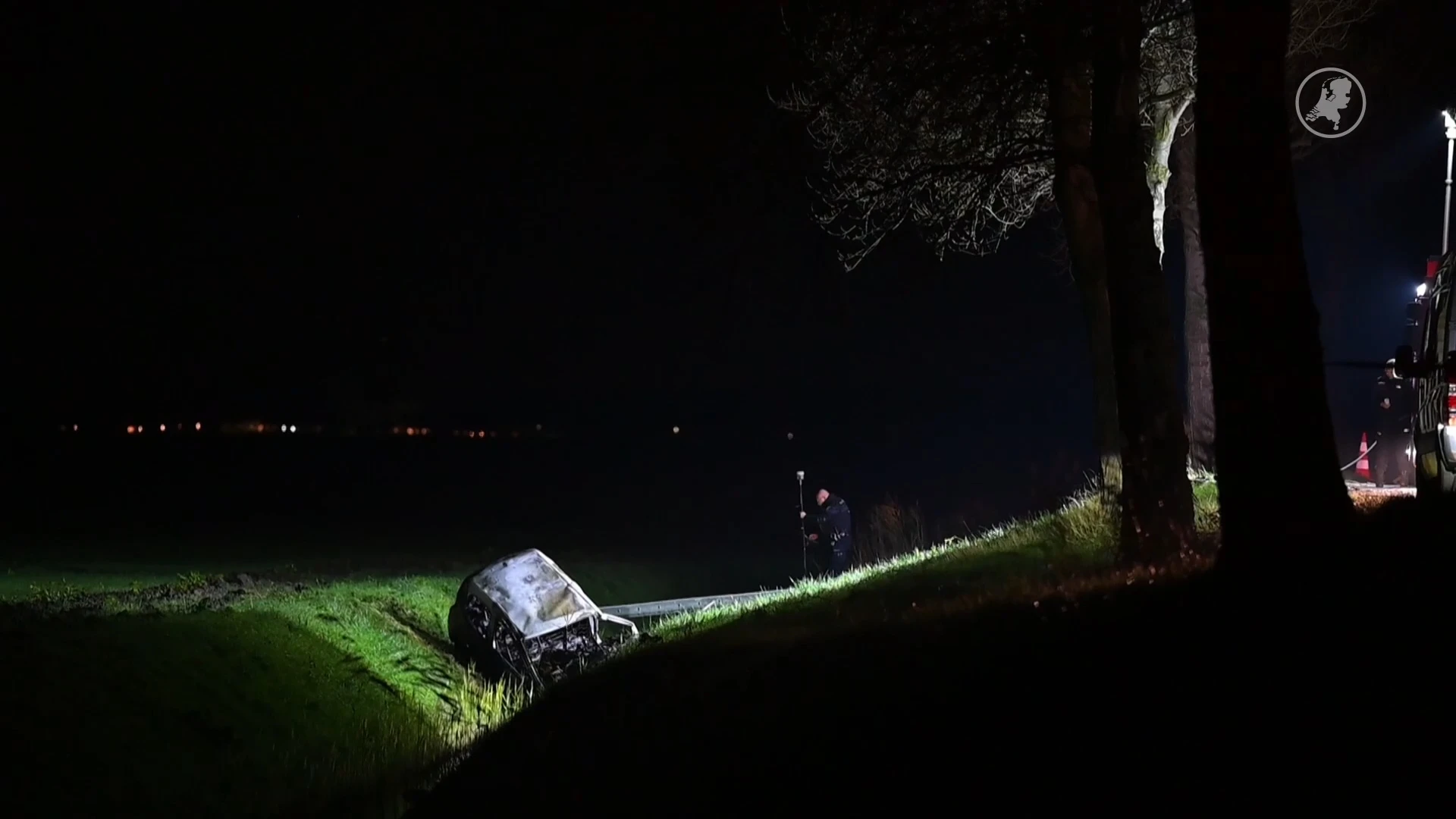 Auto komt in Dirksland in sloot terecht en vat vlam, bestuurder overleden