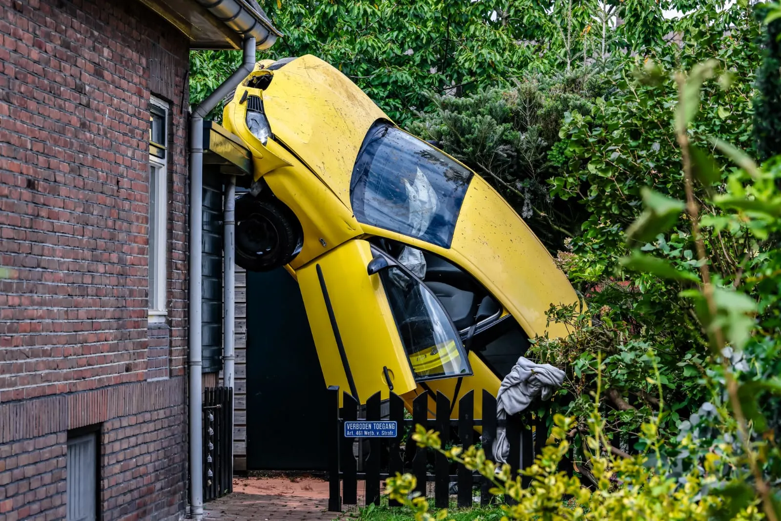 Bizarre crash in Hengelo: auto staat rechtop tegen woning