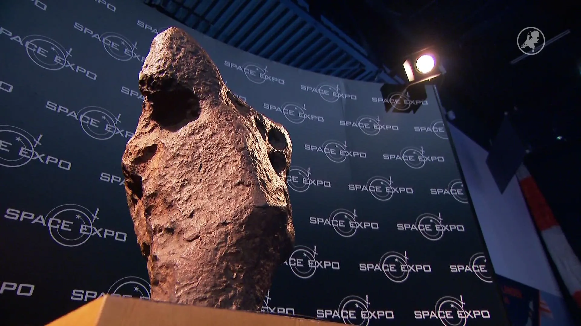 Gigantische meteoriet van 240 kilo te koop: 'Iedereen mag hem aanraken'