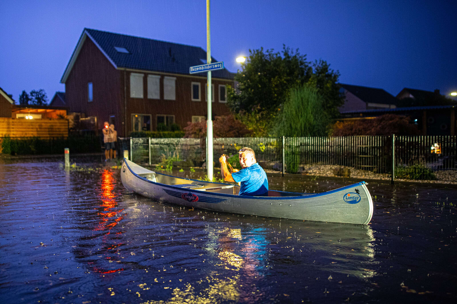 Overstromingen, kapotte tv's en kanoën door de straten: onrustige nacht door noodweer in Wezep
