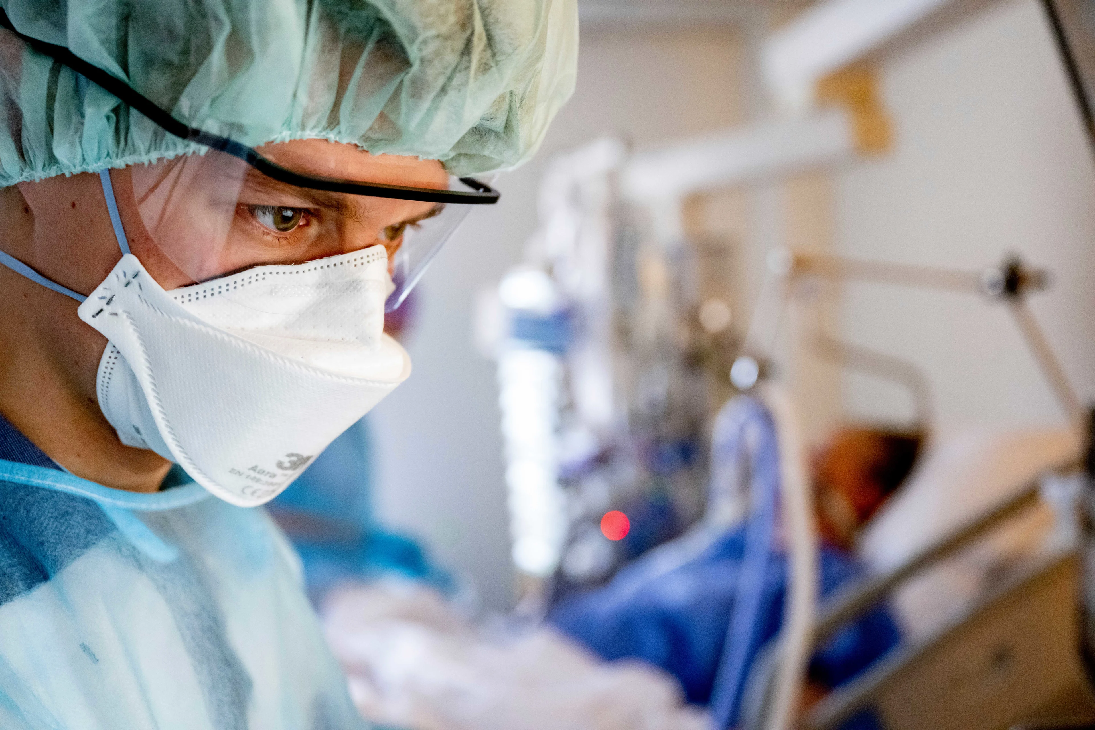 Nog steeds torenhoog aantal coronagevallen gemeld, wel steeds minder patiënten in ziekenhuis