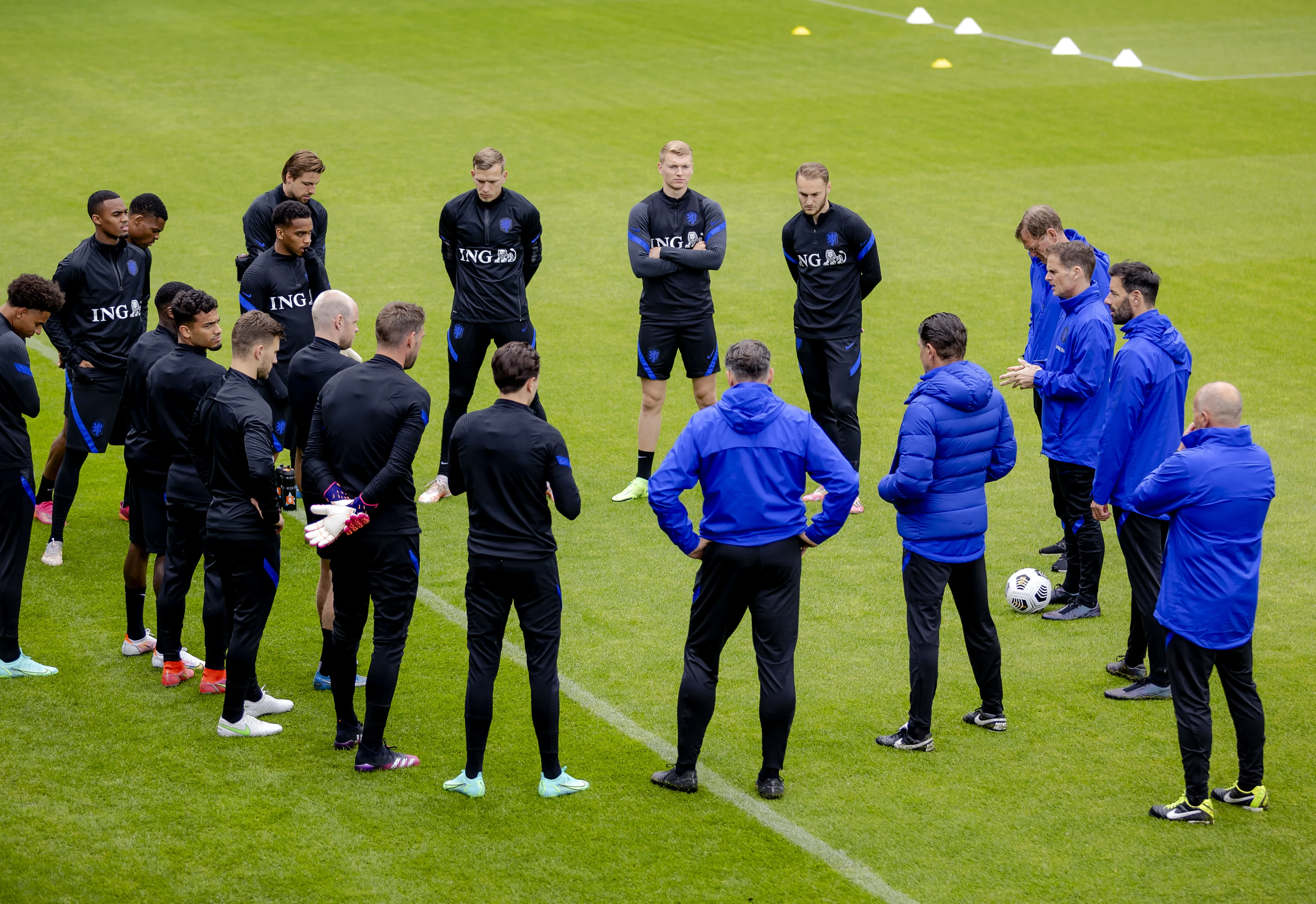 'Stuk of zes Oranje-voetballers weigerden coronaprik'