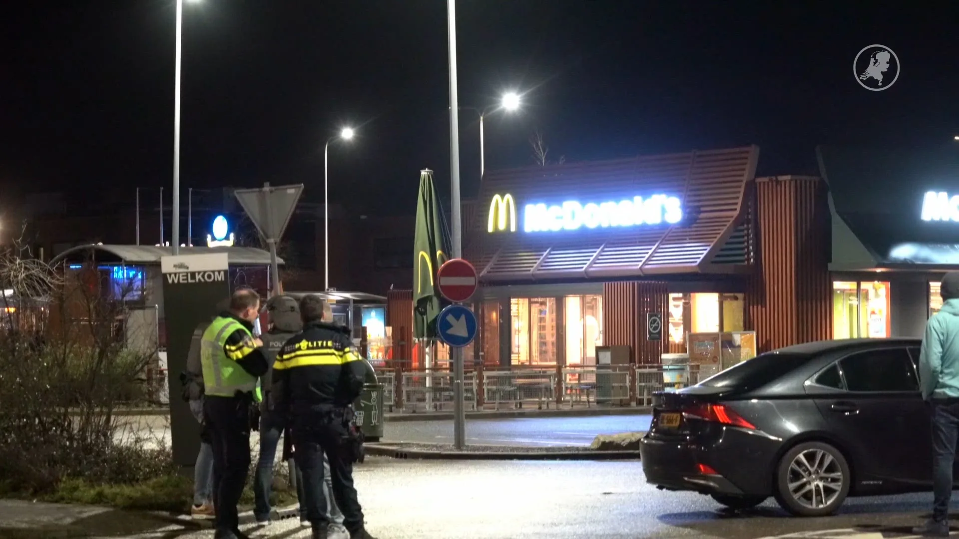 McDonalds in Assen ontruimd: man staat op dak, DSI-team ingezet