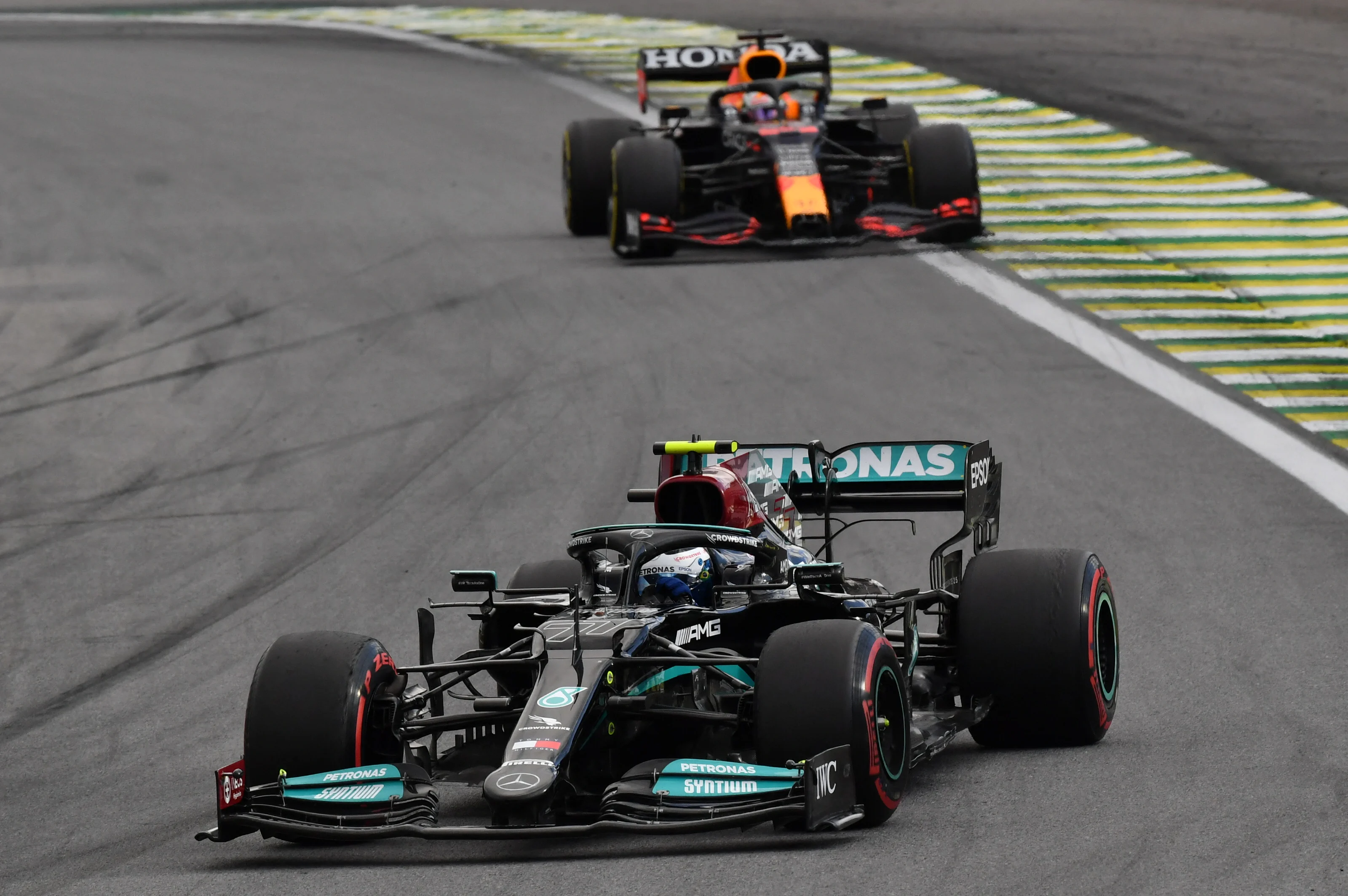 Verstappen tweede in sprintrace en vergroot voorsprong in WK