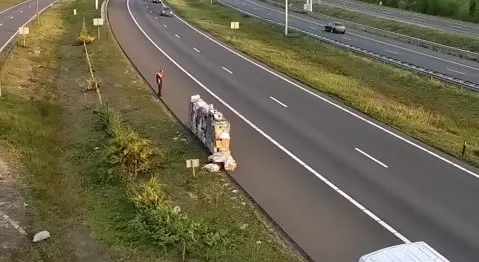 'Zet daar maar neer' pakketbezorger staat met stapel pakketjes langs de A2