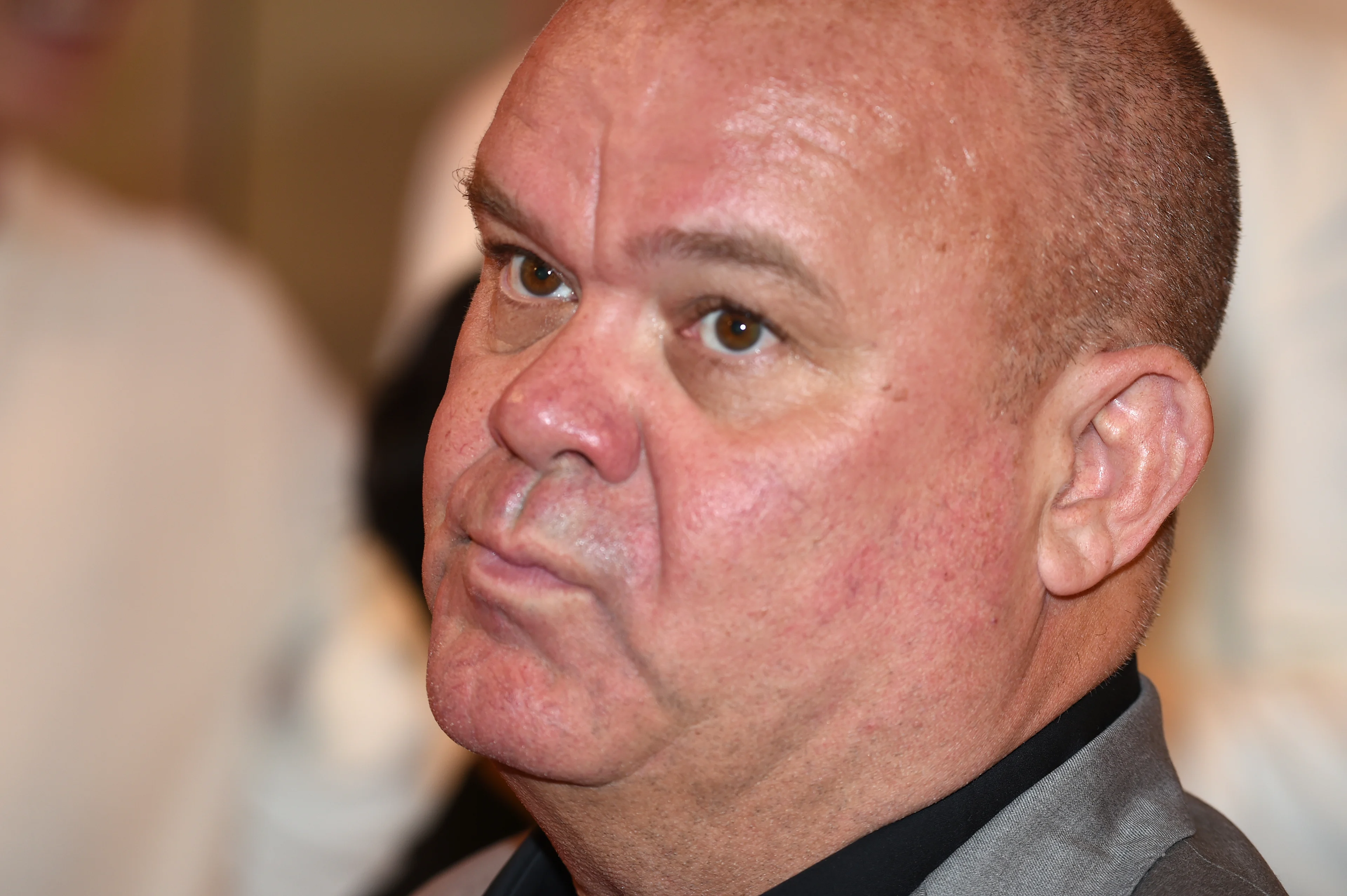 Paul de Leeuw trekt zich op laatste moment terug uit songfestivalshow