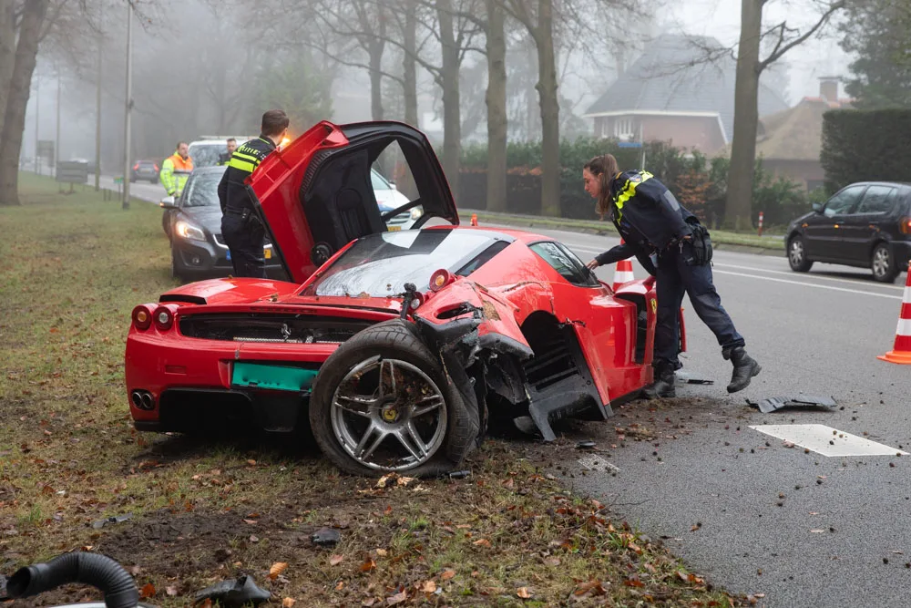 Zeldzame Ferrari Enzo van ruim 2 miljoen euro knalt tegen boom tijdens eerste rit
