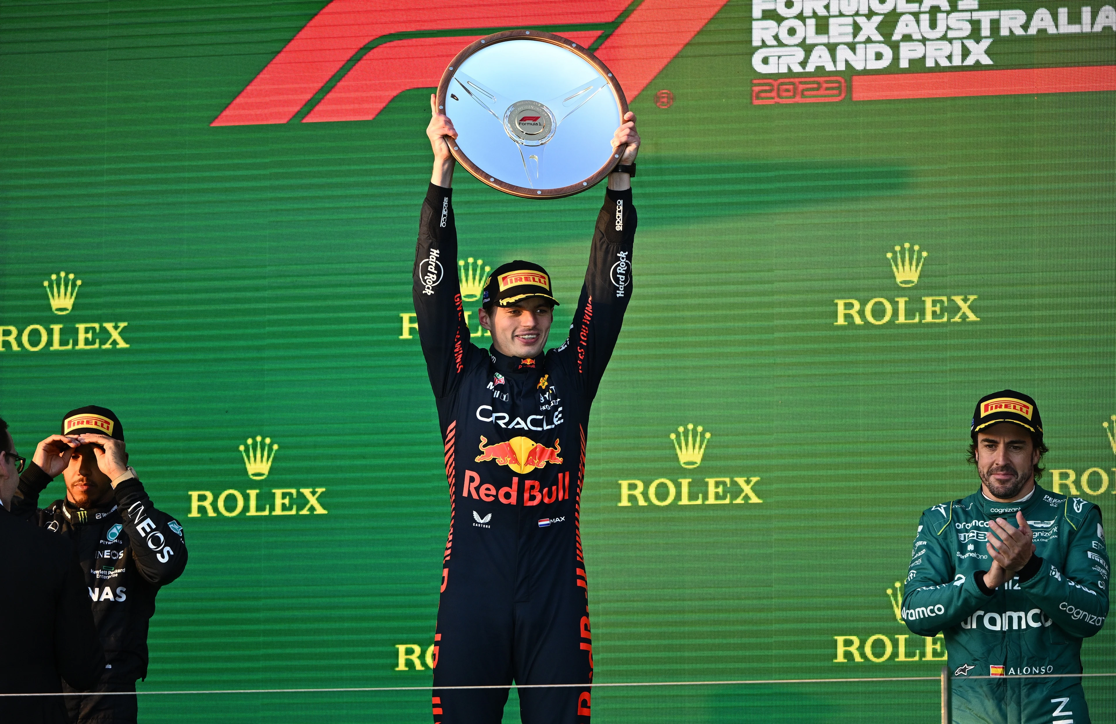 Verstappen wint chaotische GP Australië na drie rode vlaggen