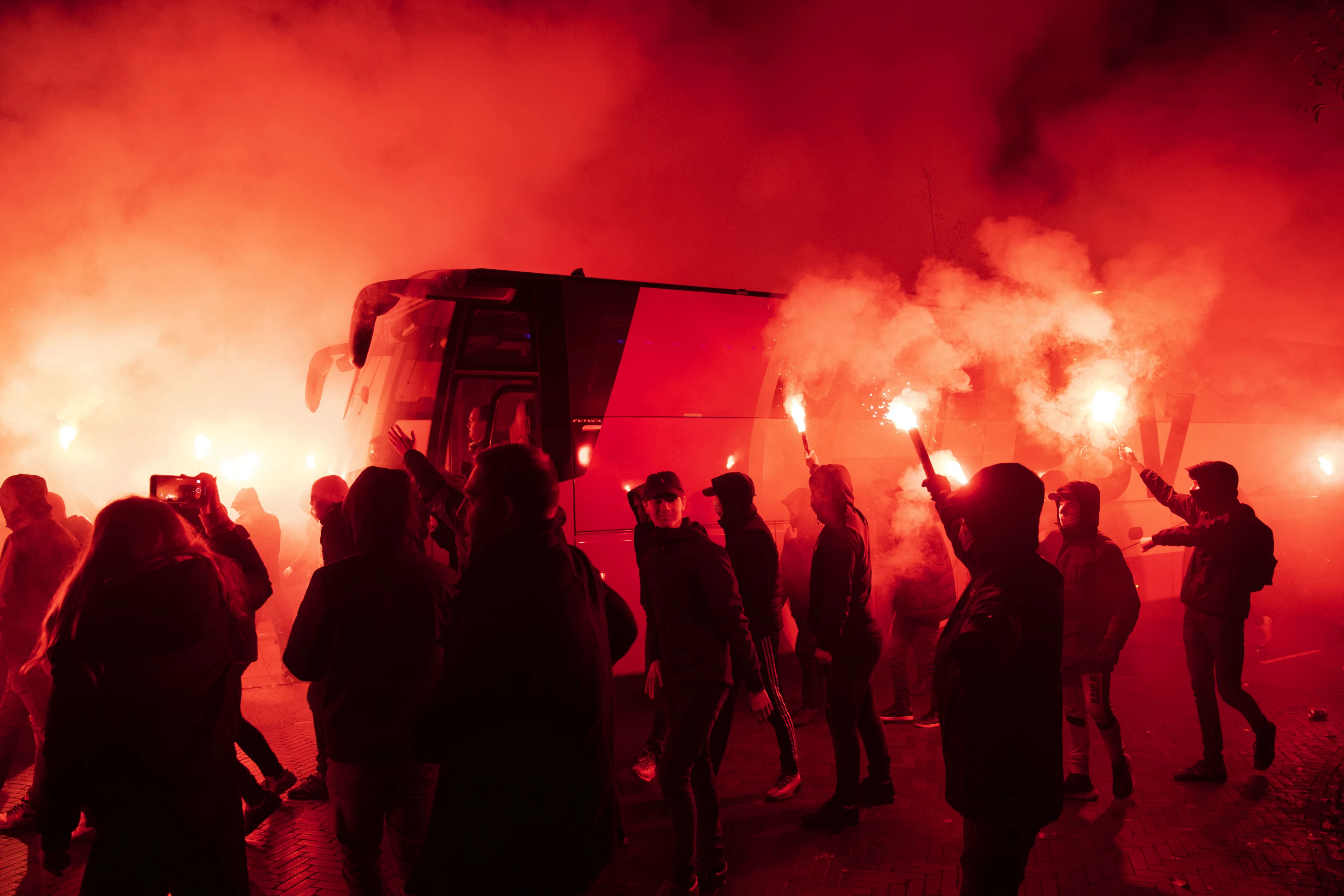 PSV-hooligans bestormen stadion tijdens wedstrijd, tien arrestaties