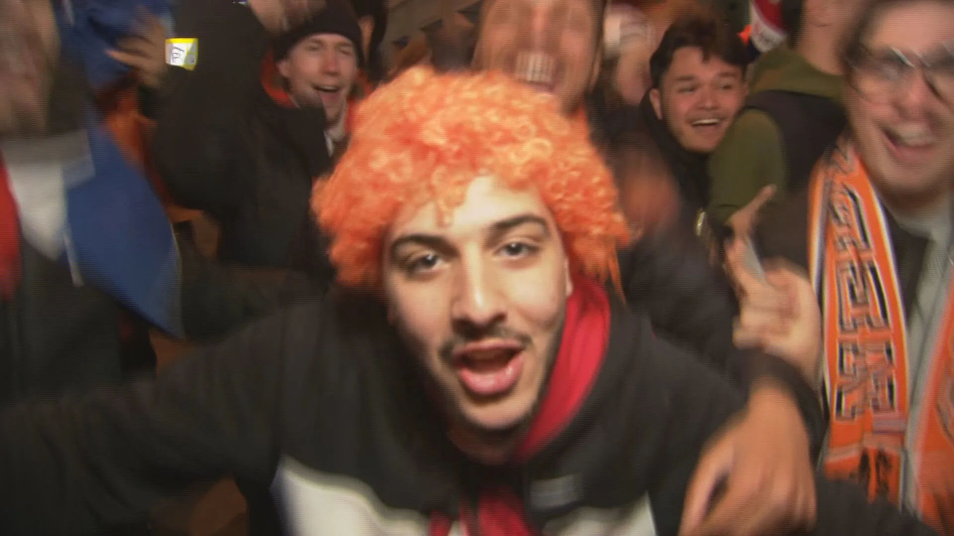 VIDEO: Uitzinnige Oranjefans feesten er ondanks gelijkspel op los bij Arena